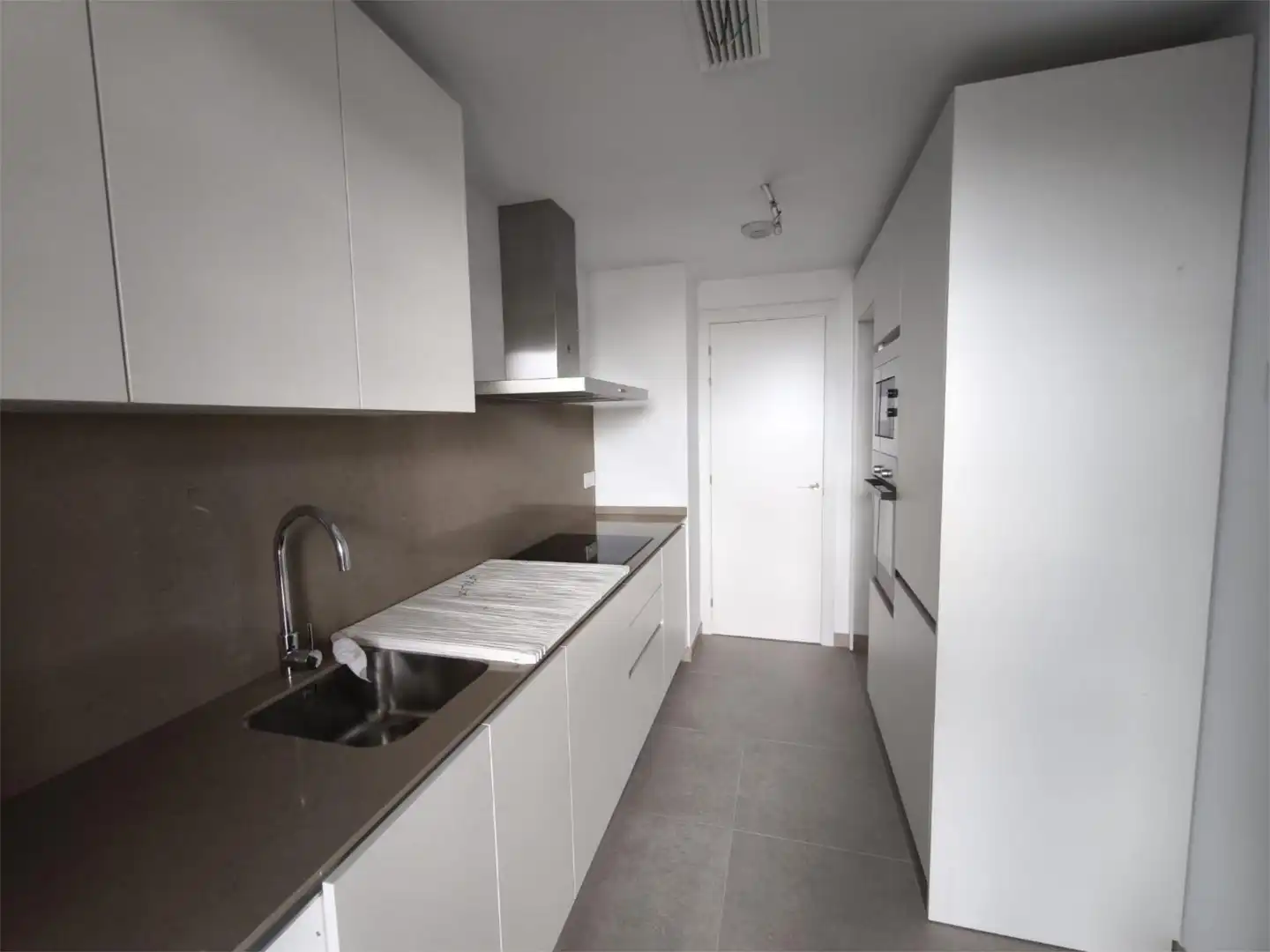 Küche von Wohnung zum Verkauf in Tomares mit Klimaanlage, Terrasse und Schwimmbad