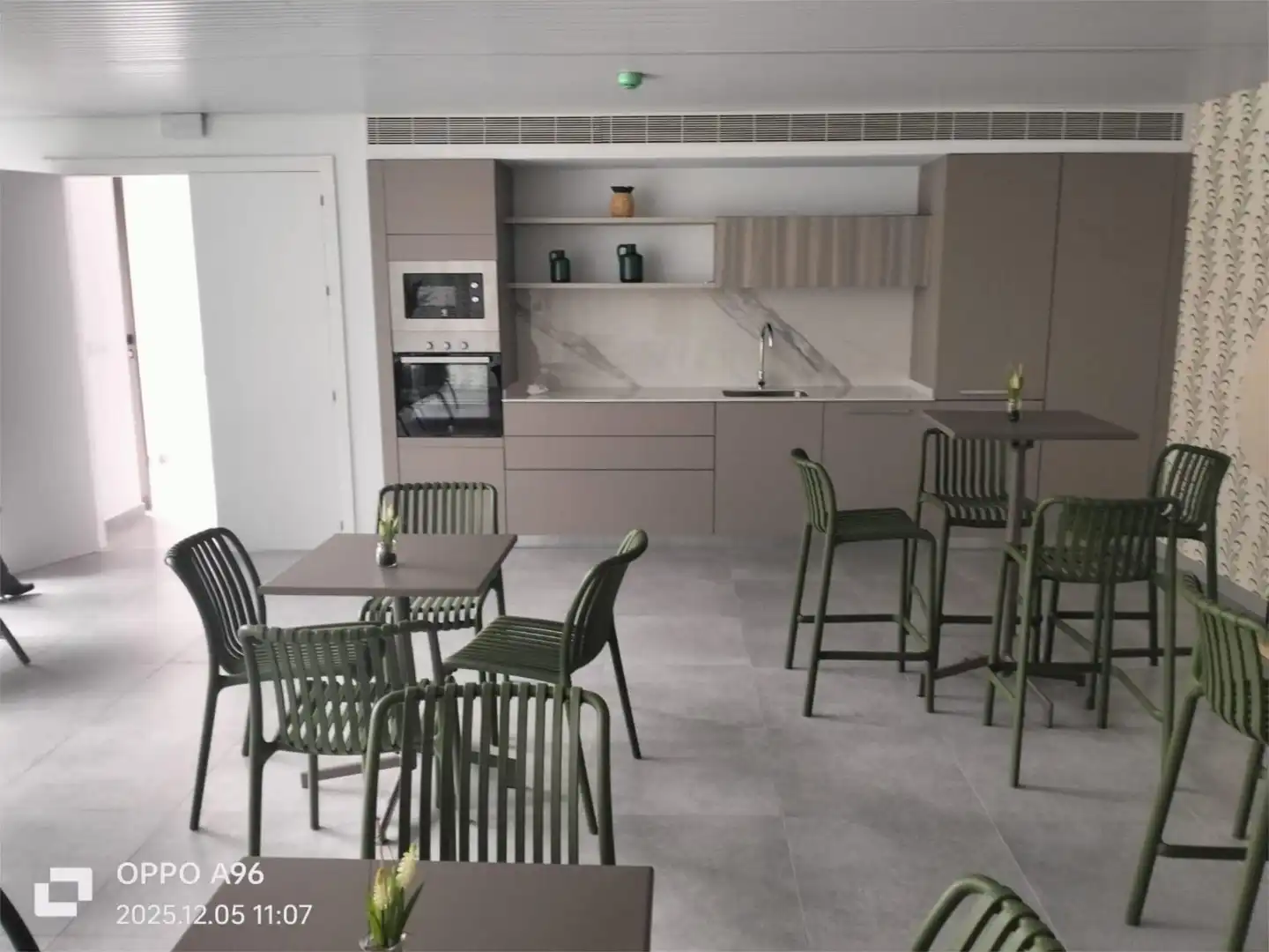 Küche von Wohnung zum Verkauf in Tomares mit Klimaanlage, Terrasse und Schwimmbad