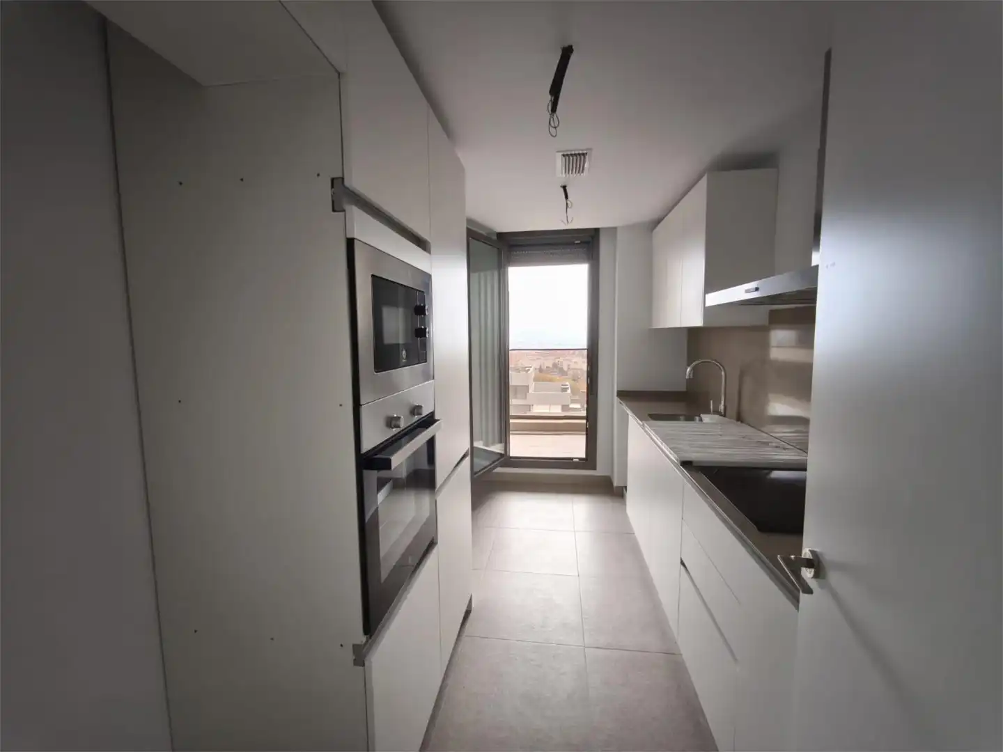 Küche von Wohnung zum Verkauf in Tomares mit Klimaanlage, Terrasse und Schwimmbad