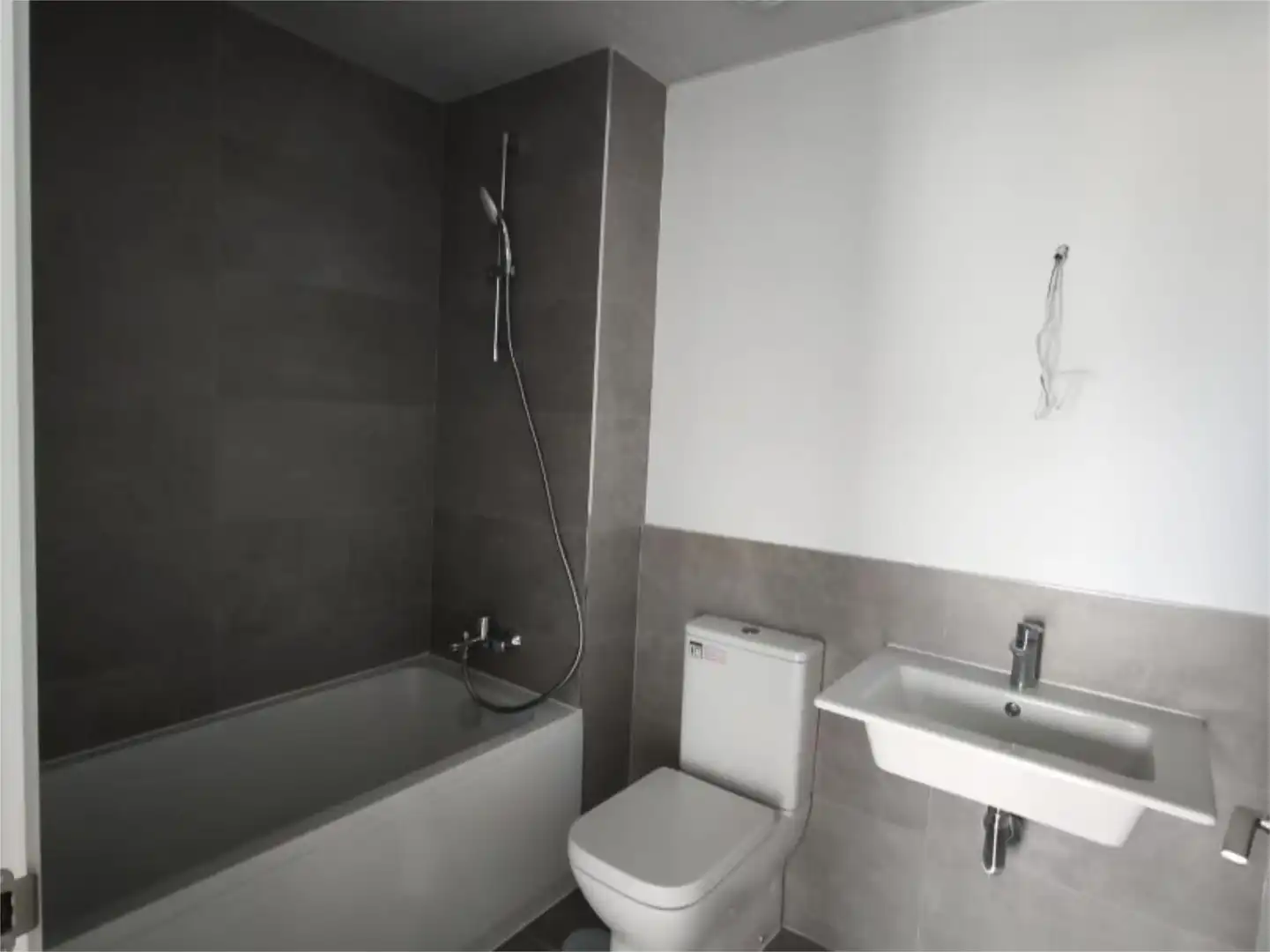 Badezimmer von Wohnung zum Verkauf in Tomares mit Klimaanlage, Terrasse und Schwimmbad
