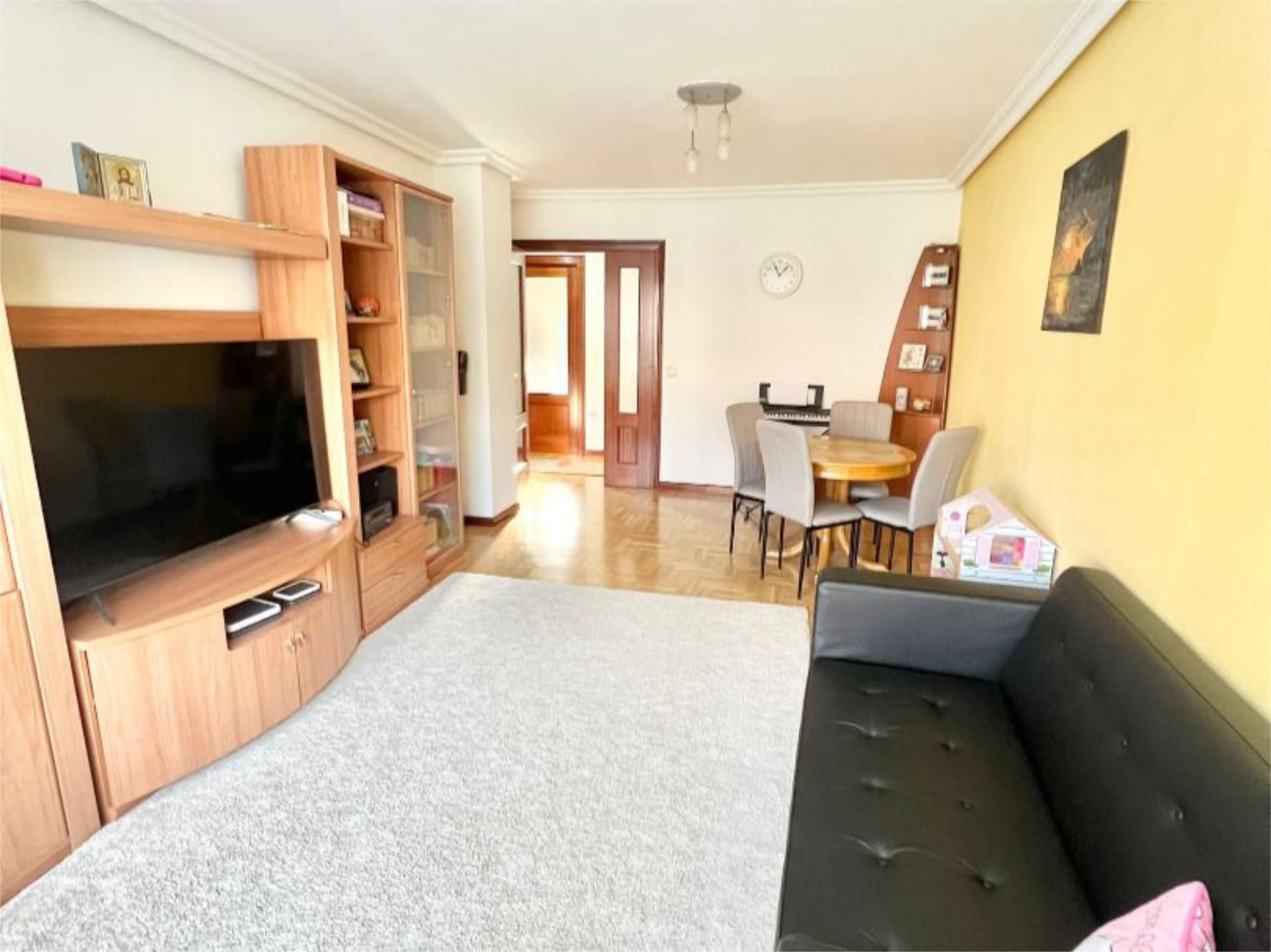 Sala d'estar de Pis en venda en Oviedo  amb Calefacció, Parquet i Terrassa