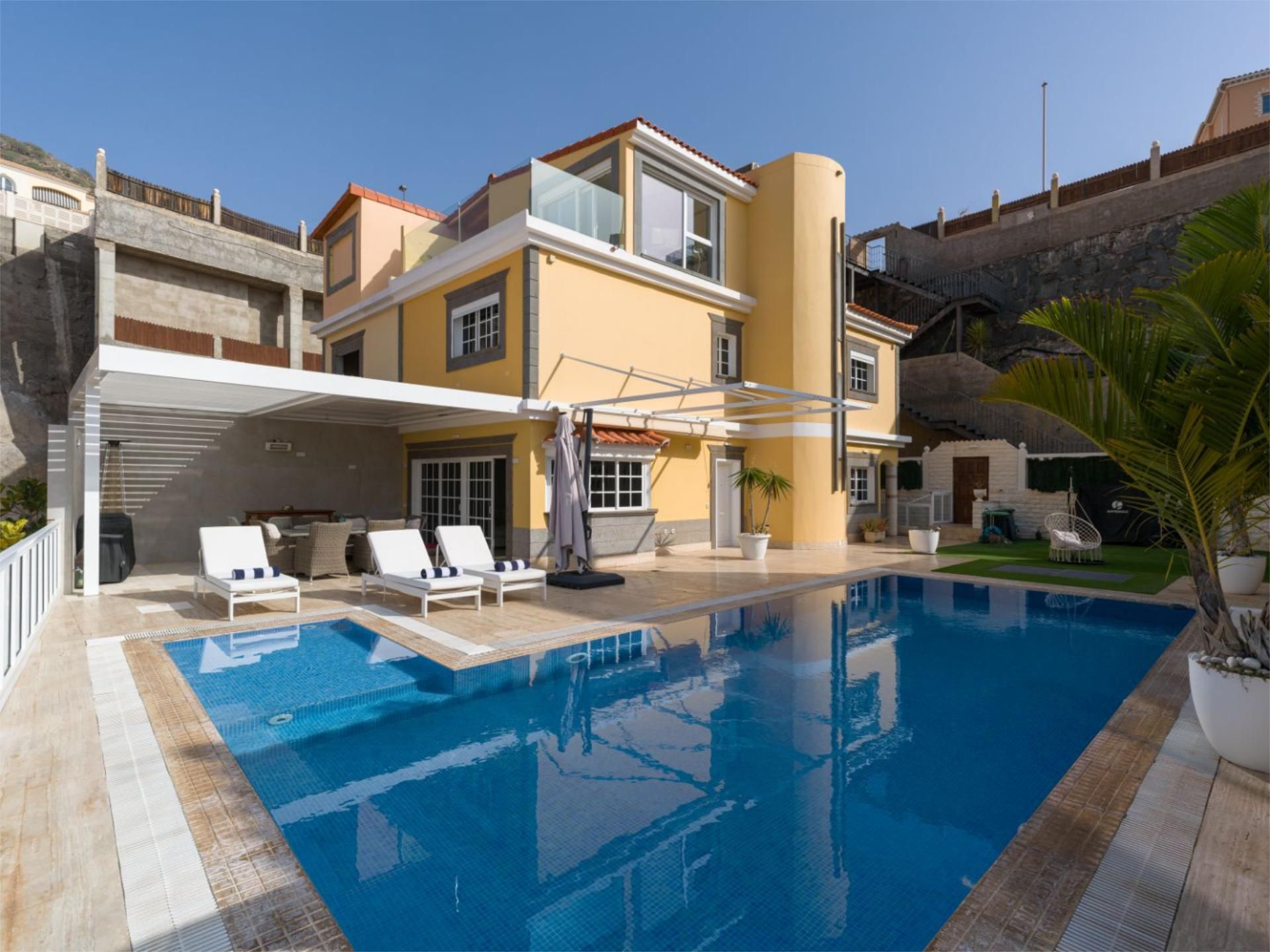 Exterior view of Single-family semi-detached for sale in Avenida Los Guaires, 102,   with Air Conditioner, Terrace and Swimming Pool