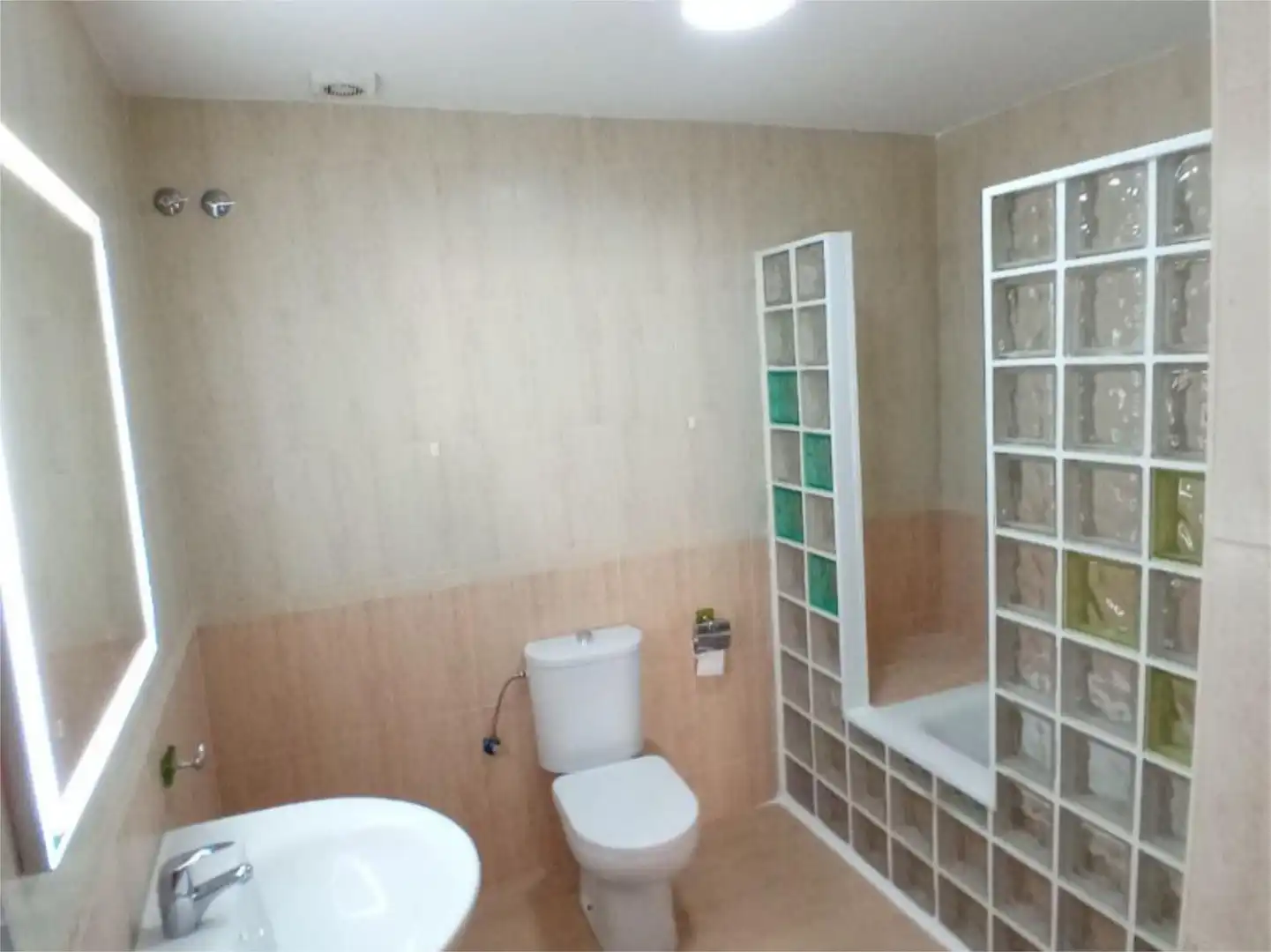 Piso en venta en Calle Rosa Chacel, 1, Fuente Vaqueros Baño de Piso en venta en Fuente Vaqueros con Aire acondicionado, Calefacción y Jardín privado