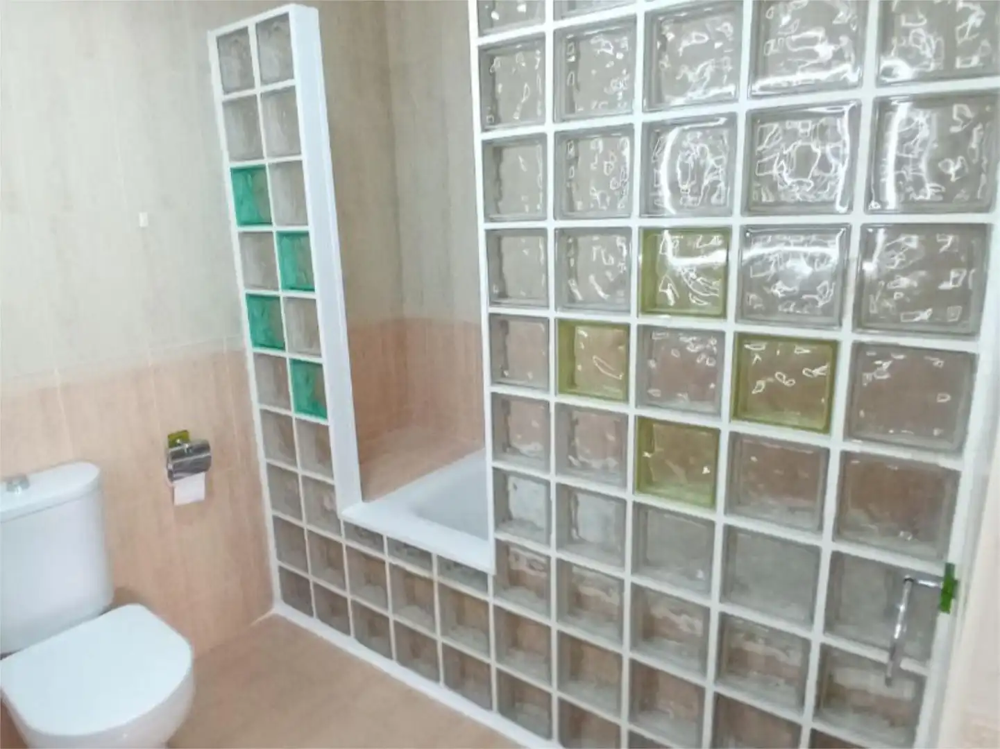 Piso en venta en Calle Rosa Chacel, 1, Fuente Vaqueros Baño de Piso en venta en Fuente Vaqueros con Aire acondicionado, Calefacción y Jardín privado