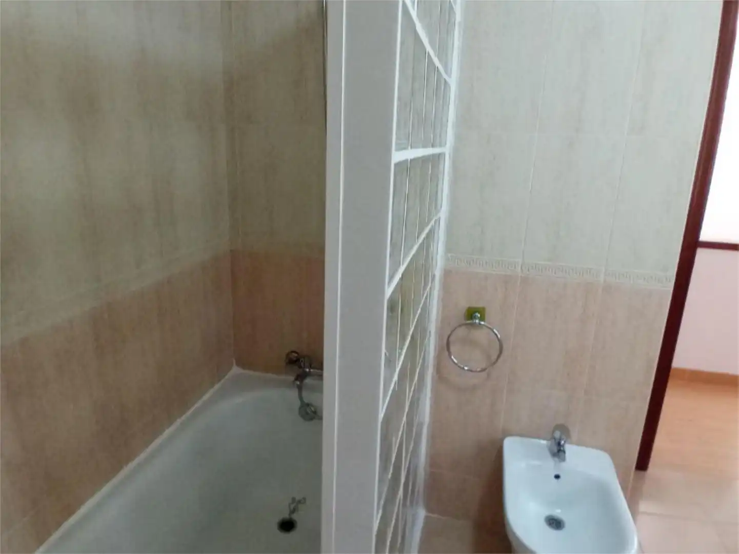 Piso en venta en Calle Rosa Chacel, 1, Fuente Vaqueros Baño de Piso en venta en Fuente Vaqueros con Aire acondicionado, Calefacción y Jardín privado