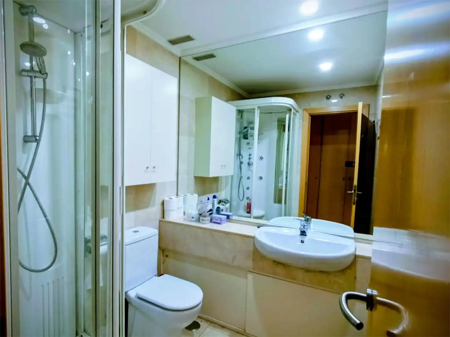 Piso en venta en Paseo de los Cerezos, 17, Hispanoamérica - Bernabéu Baño de Piso en venta en Madrid con Aire acondicionado, Calefacción y Jardín privado