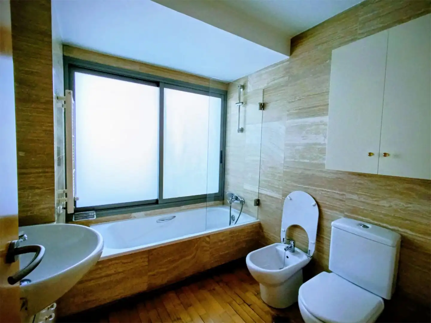 Piso en venta en Paseo de los Cerezos, 17, Hispanoamérica - Bernabéu Baño de Piso en venta en Madrid con Aire acondicionado, Calefacción y Jardín privado