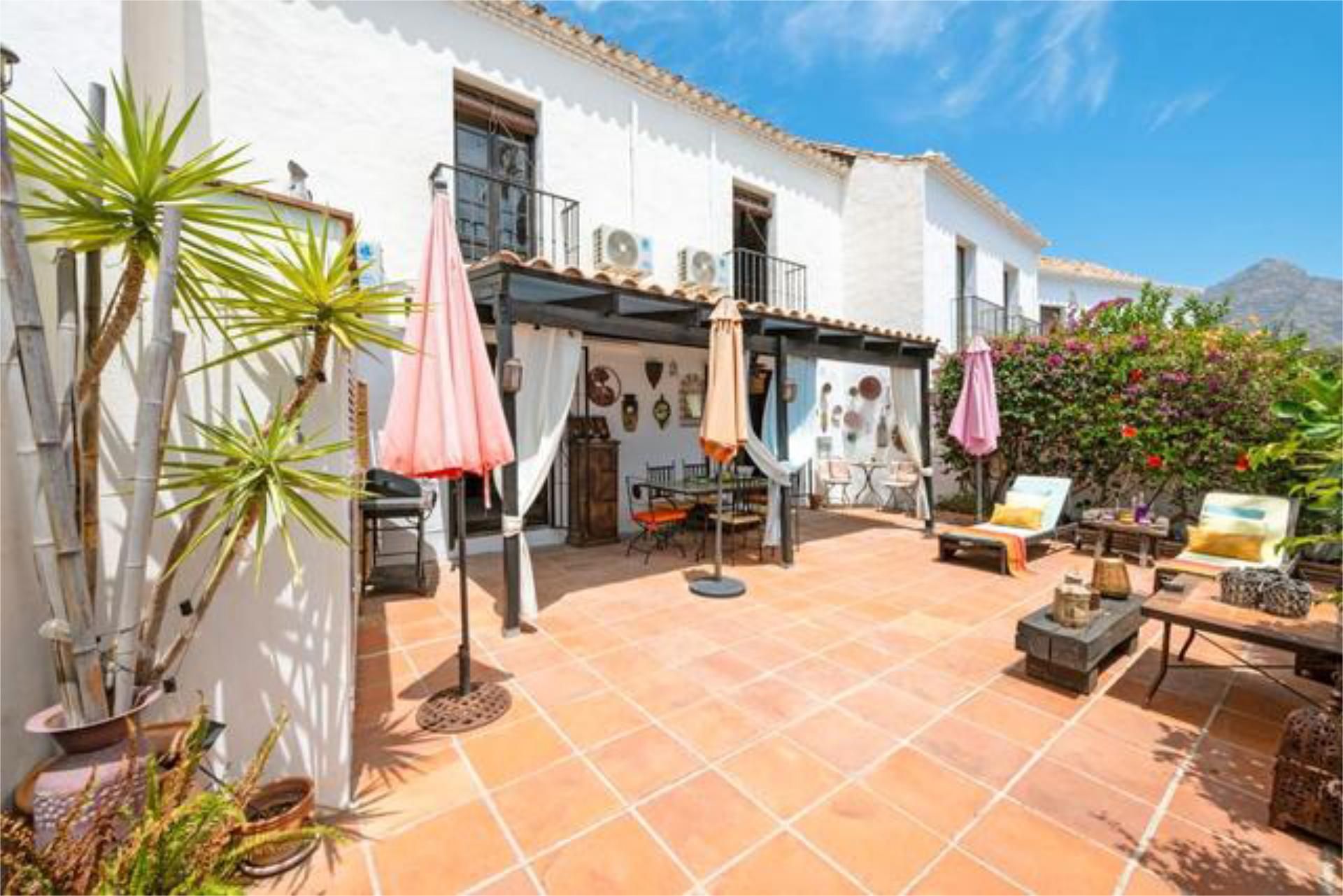 Casa adosada en venda a Los Naranjos Terrassa de Casa adosada en venda en Marbella amb Terrassa i Piscina