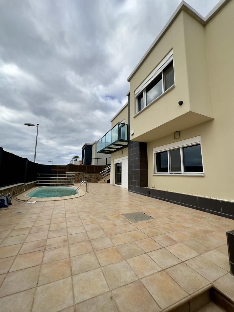 Casa o xalet en venda a Calle las Margaritas, 26, San Agustín - Bahía Feliz Piscina de Casa o xalet en venda en San Bartolomé de Tirajana amb Aire condicionat, Jardí privat i Terrassa