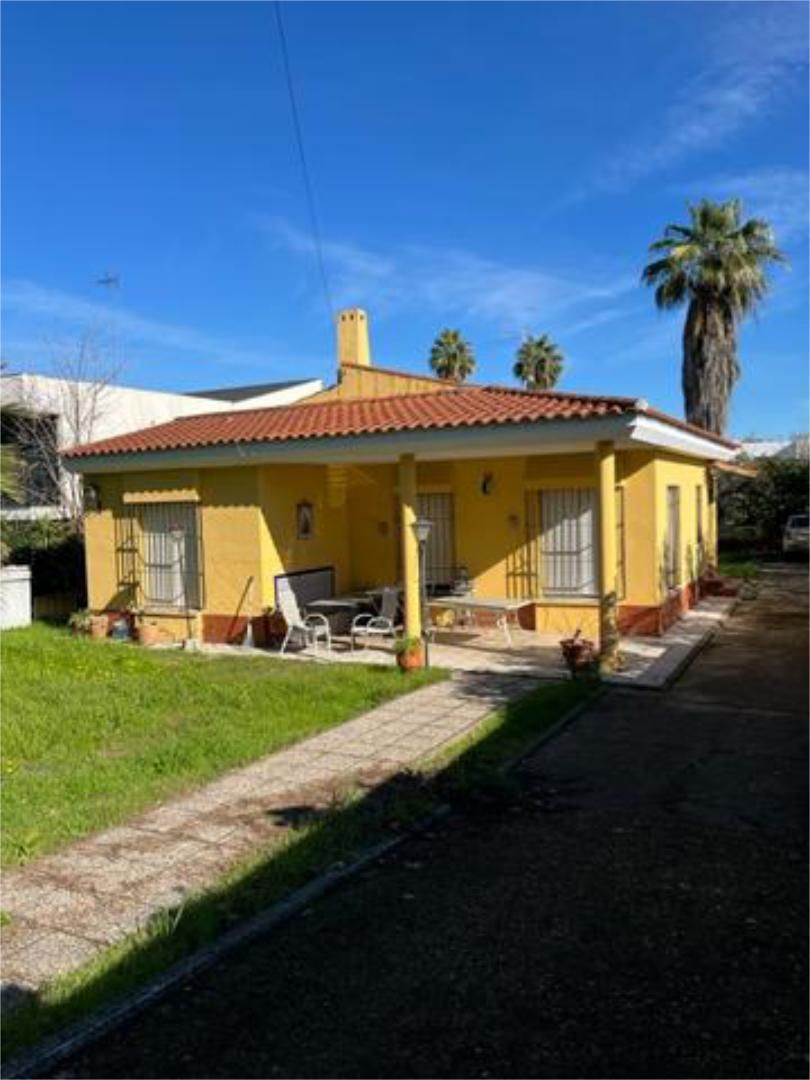 Vista exterior de Casa adosada en venda en Badajoz Capital amb Calefacció, Jardí privat i Terrassa