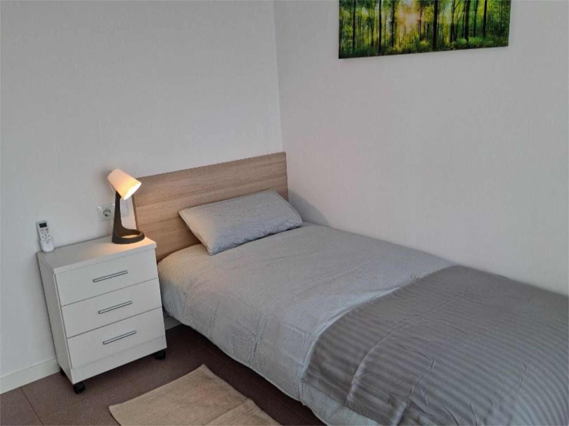 Dormitori de Pis per a compartir en Flaçà amb Aire condicionat, Calefacció i Terrassa