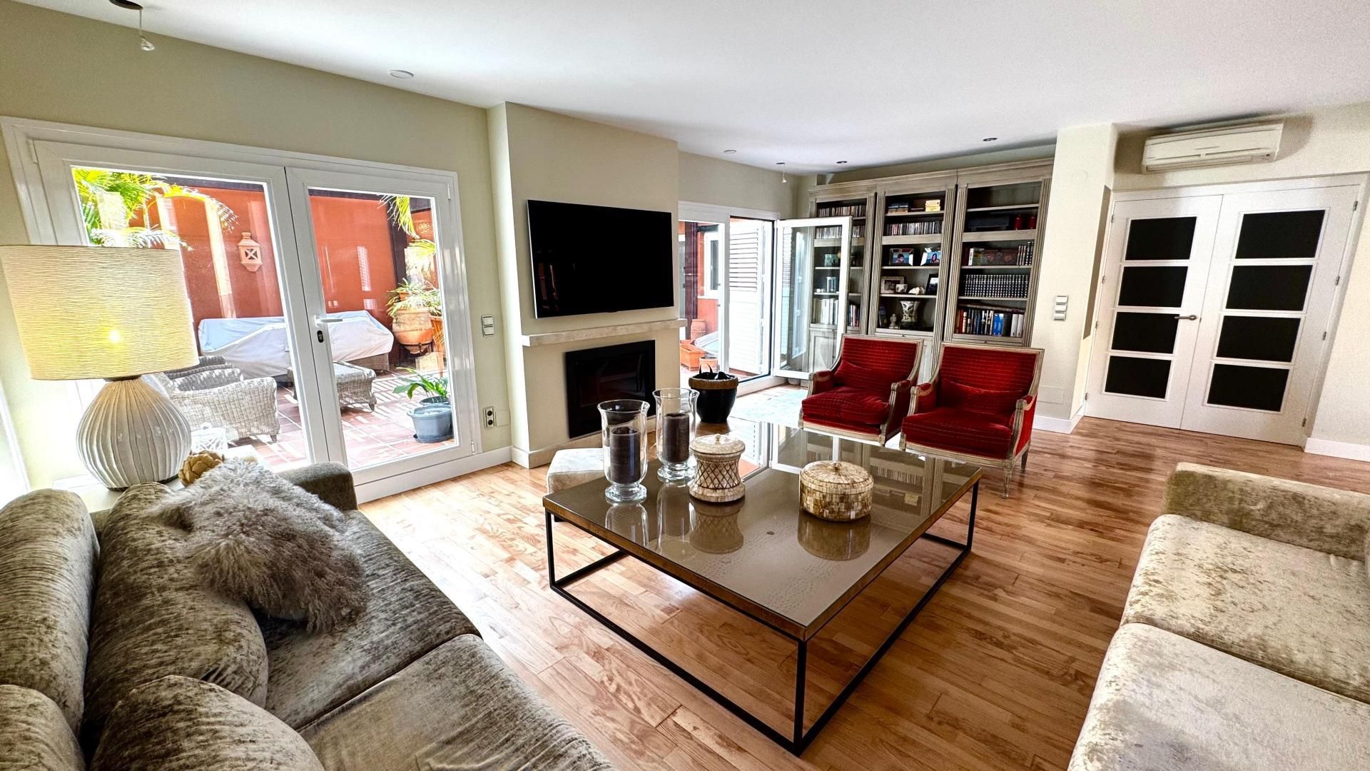 Living room of Single-family semi-detached for sale in  Almería Capital  with Air Conditioner, Heating and Parquet flooring