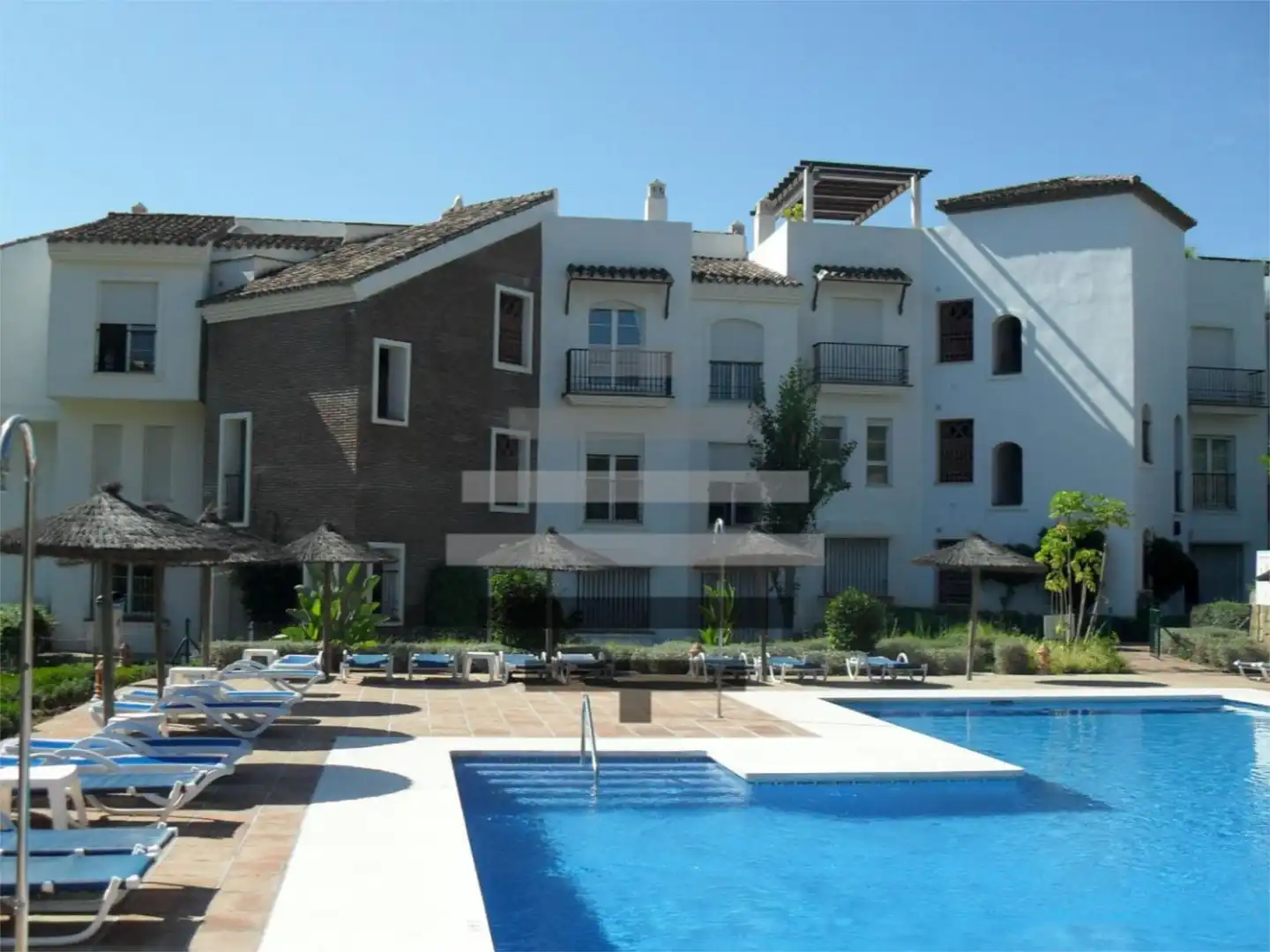 Wohnung zum Verkauf in Urbanizacion Los Aguilares, 1, Los Arqueros - Puerto del Almendro Außenansicht von Wohnung zum Verkauf in Benahavís mit Klimaanlage, Terrasse und Schwimmbad