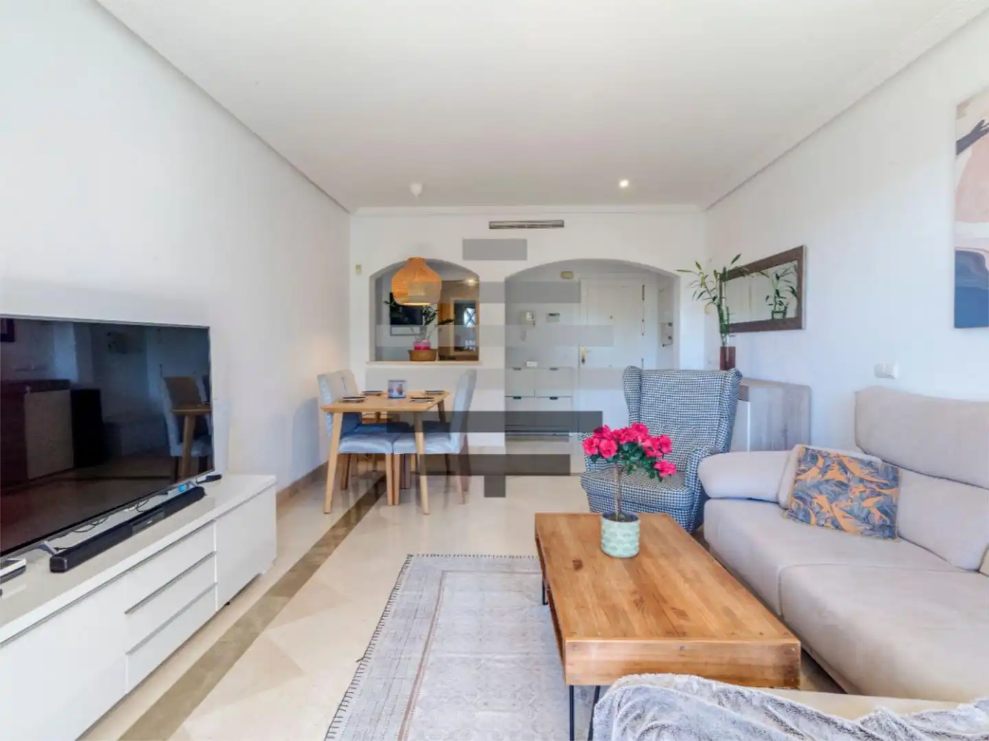 Wohnung zum Verkauf in Urbanizacion Los Aguilares, 1, Los Arqueros - Puerto del Almendro Wohnzimmer von Wohnung zum Verkauf in Benahavís mit Klimaanlage, Terrasse und Schwimmbad