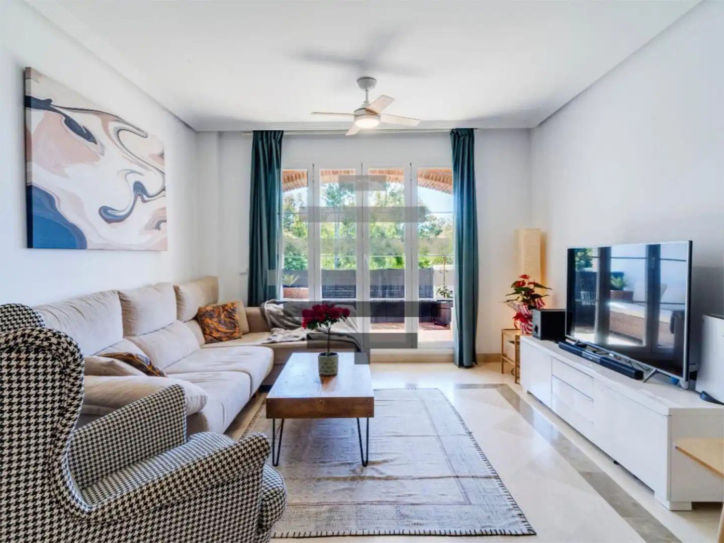 Wohnung zum Verkauf in Urbanizacion Los Aguilares, 1, Los Arqueros - Puerto del Almendro Wohnzimmer von Wohnung zum Verkauf in Benahavís mit Klimaanlage, Terrasse und Schwimmbad