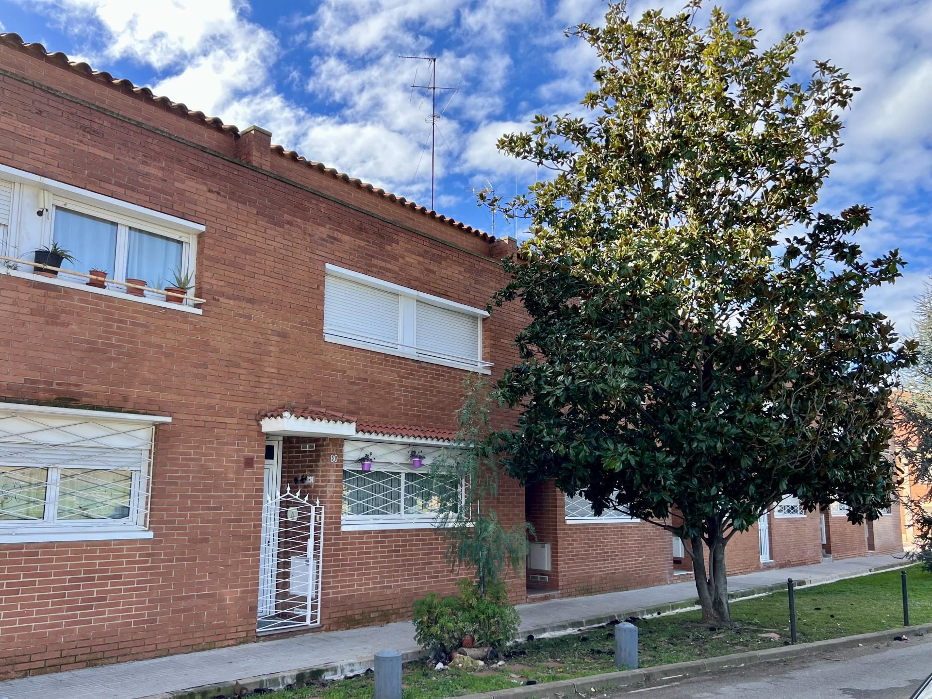 Casa adosada en venda a Carrer ďIbáñez de Aldecoa, 78, Les Arenes - La Grípia Can Montllor Vista exterior de Casa adosada en venda en Terrassa amb Calefacció, Jardí privat i Terrassa