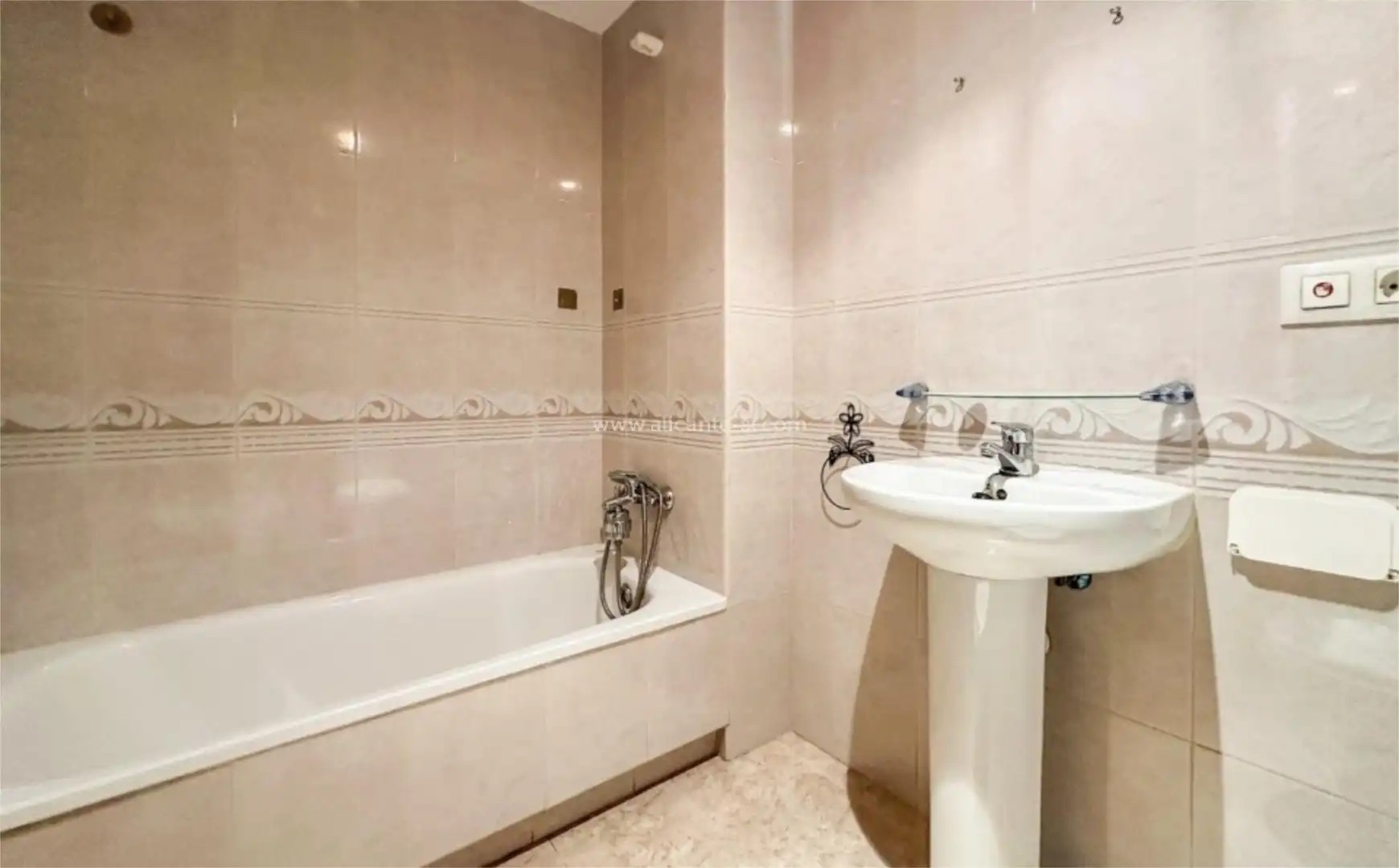 Baño de Piso en venta en Hondón de las Nieves / El Fondó de les Neus con Trastero y Parking comunitario