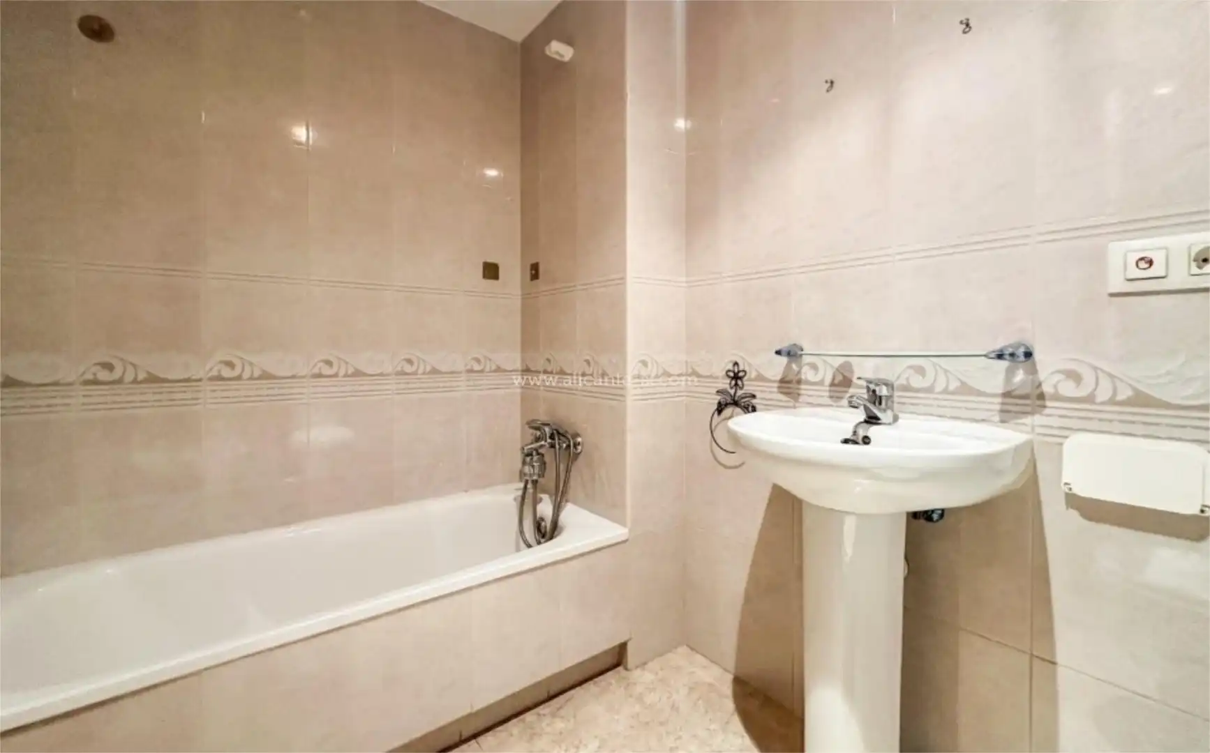 Baño de Piso en venta en Hondón de las Nieves / El Fondó de les Neus con Trastero y Parking comunitario