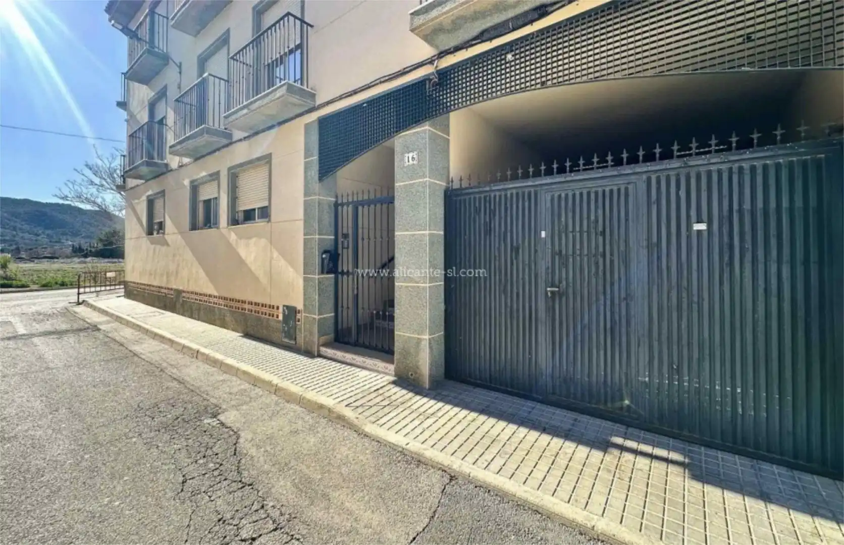 Vista exterior de Piso en venta en Hondón de las Nieves / El Fondó de les Neus con Trastero y Parking comunitario