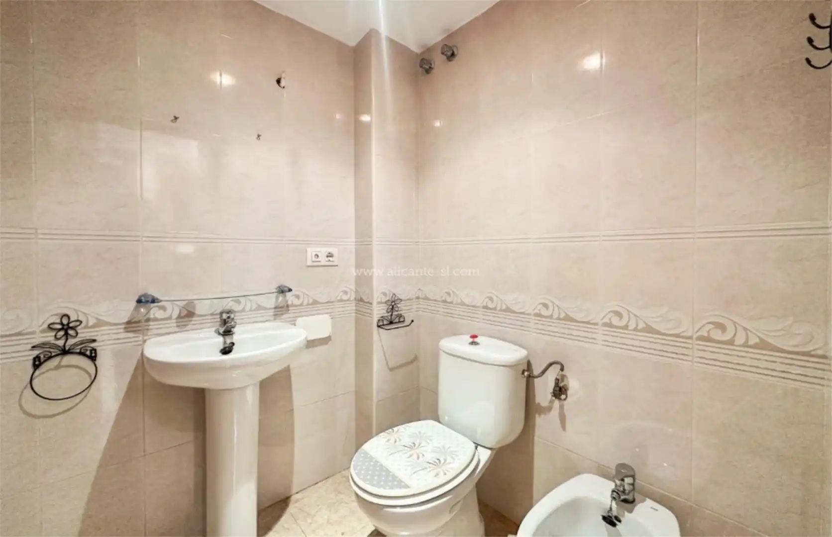 Baño de Piso en venta en Hondón de las Nieves / El Fondó de les Neus con Trastero y Parking comunitario