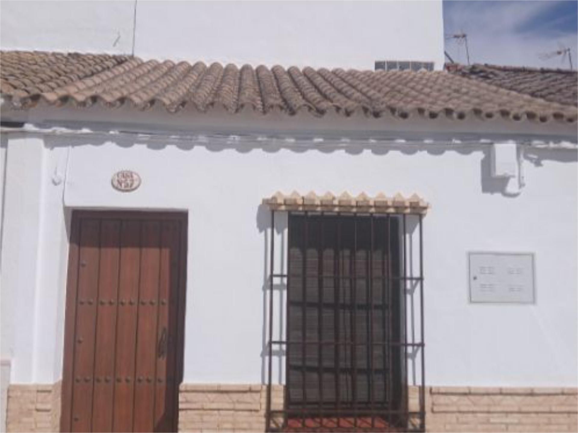 Vista exterior de Casa adosada en venda en Utrera