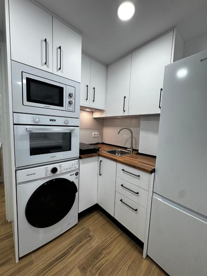 Cuina de Estudi de lloguer en Jerez de la Frontera amb Aire condicionat, Calefacció i Moblat