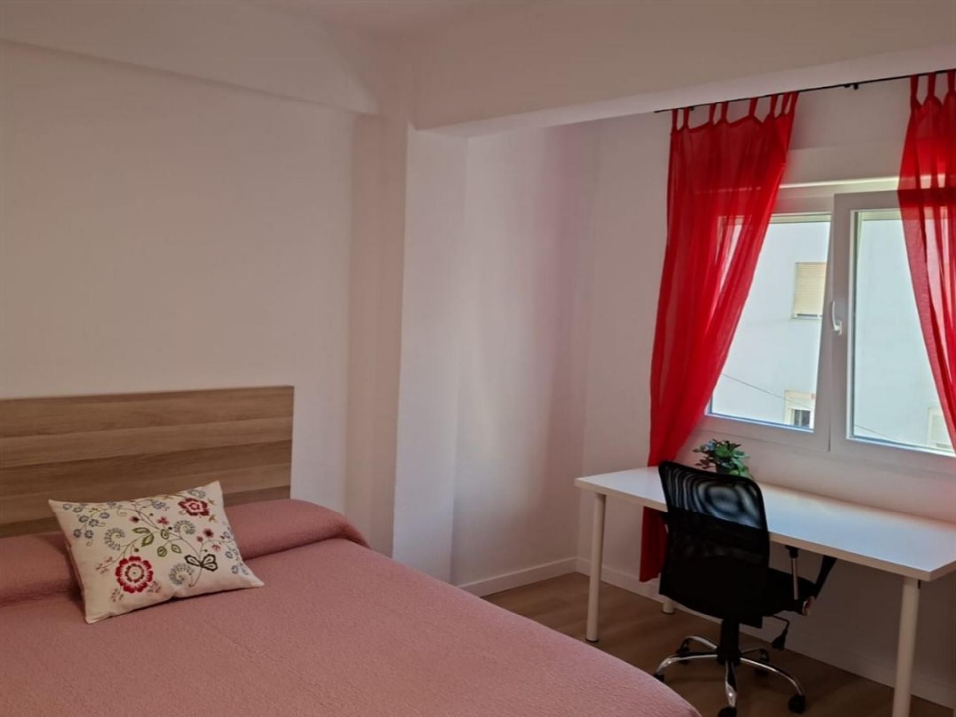 Pis de lloguer a Calle Estadio, 64, Ciudad Jardín - Tagarete - El Zapillo Dormitori de Pis de lloguer en Almería Capital amb Aire condicionat, Parquet i Moblat