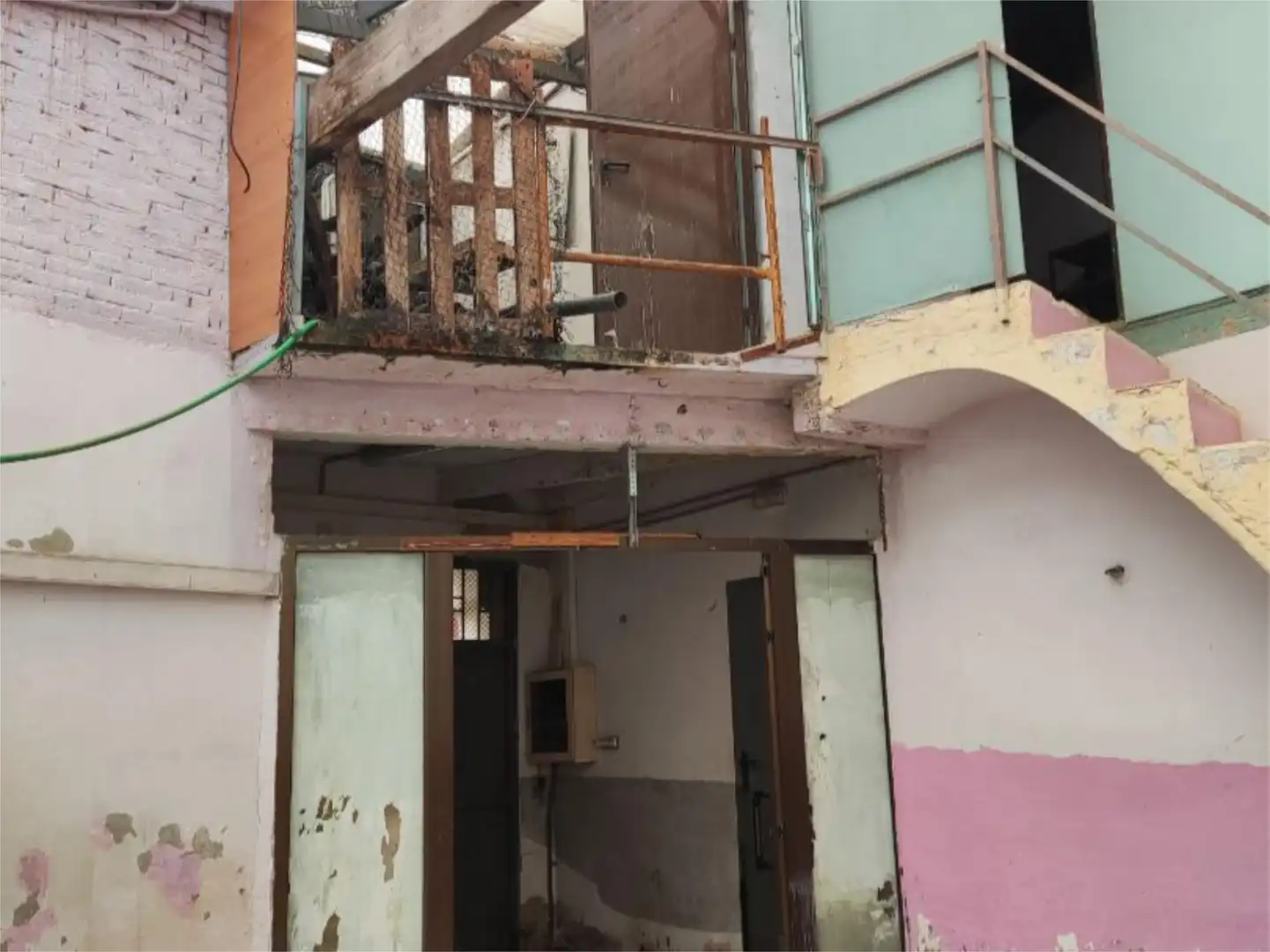 Außenansicht von Einfamilien-Reihenhaus zum Verkauf in Algemesí mit Terrasse und Balkon