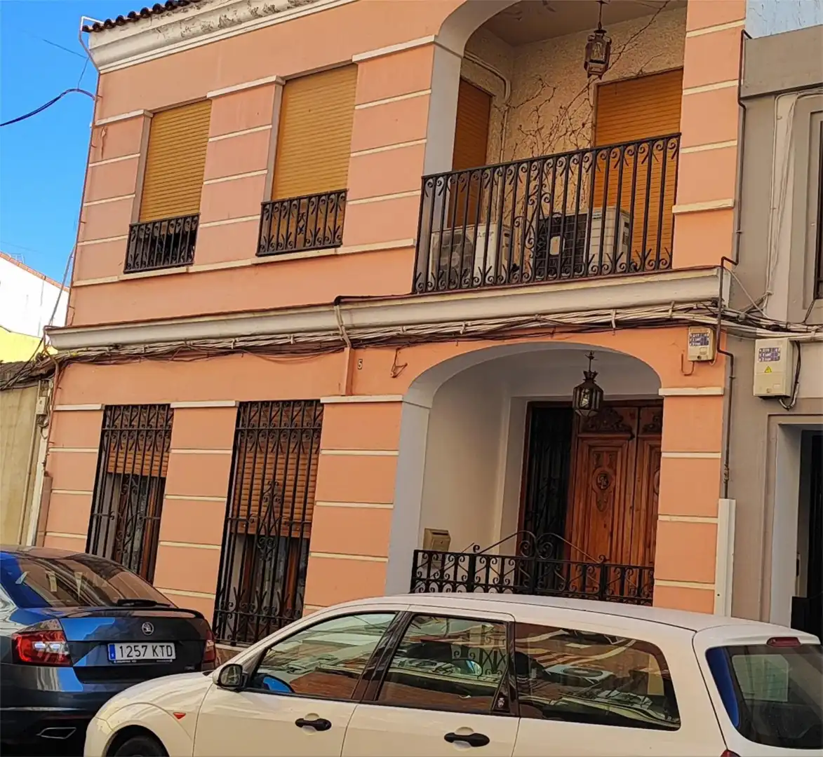Casa adosada en venda a Calle Tumbon, 5, Don Benito Vista exterior de Casa adosada en venda en Don Benito amb Aire condicionat i Balcó