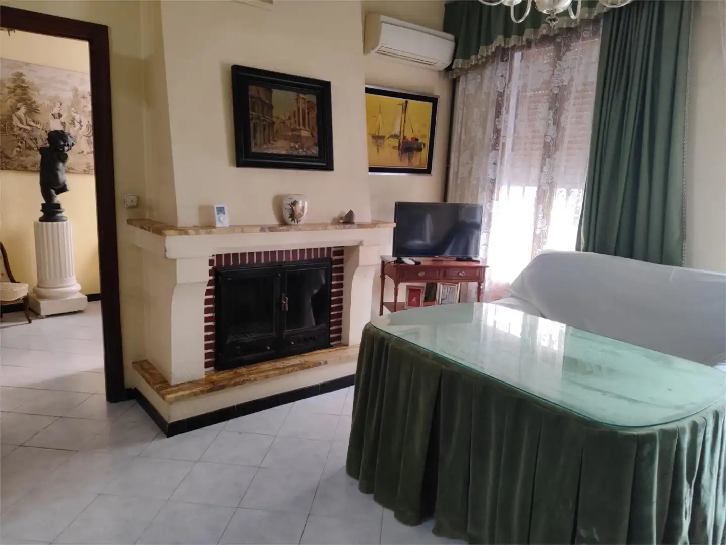 Casa adosada en venda a Calle Tumbon, 5, Don Benito Sala d'estar de Casa adosada en venda en Don Benito amb Aire condicionat i Balcó