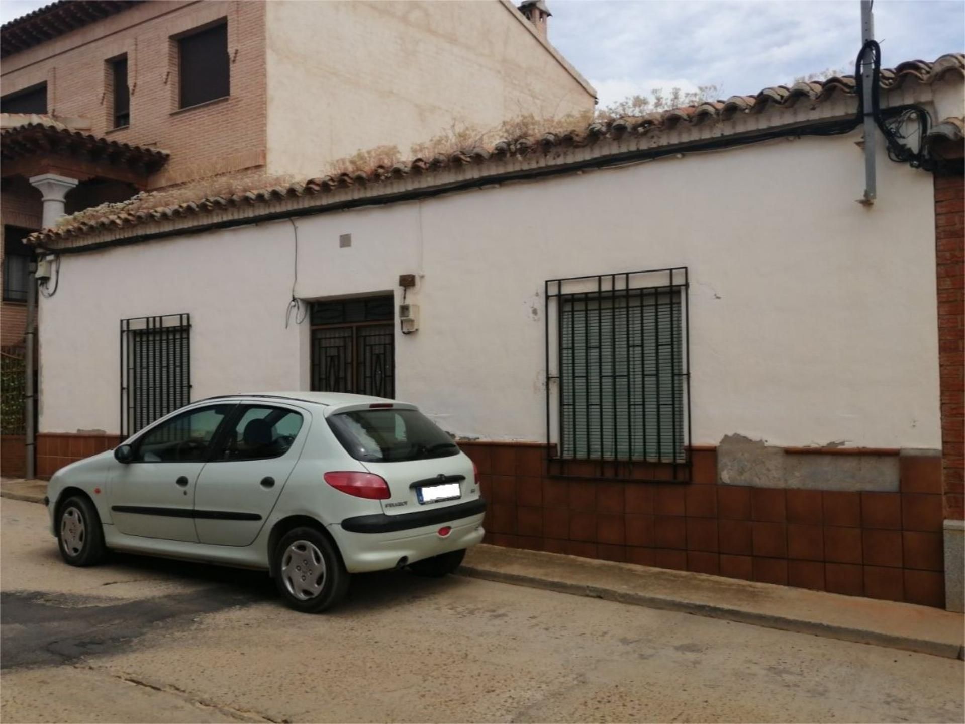 Casa adosada en venda a Calle Fernando el Católico, 21, Los Yébenes Vista exterior de Casa adosada en venda en Los Yébenes amb Jardí privat