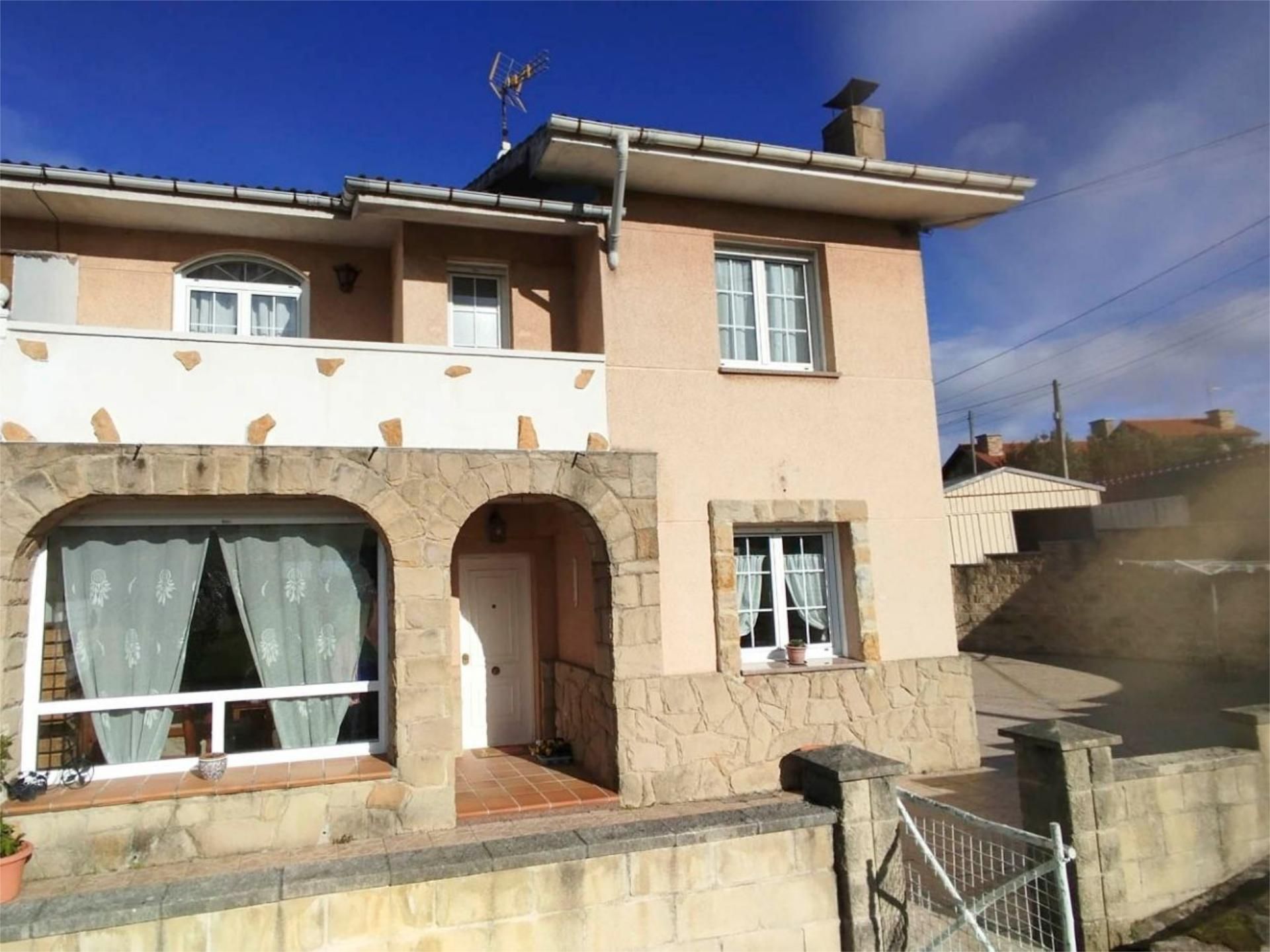Vista exterior de Casa adosada en venta en Villaviciosa con Terraza y Balcón
