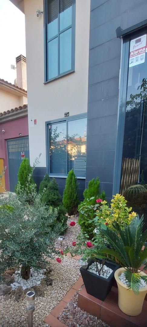 Vista exterior de Casa adosada en venda en Chinchilla de Monte-Aragón amb Aire condicionat, Terrassa i Balcó