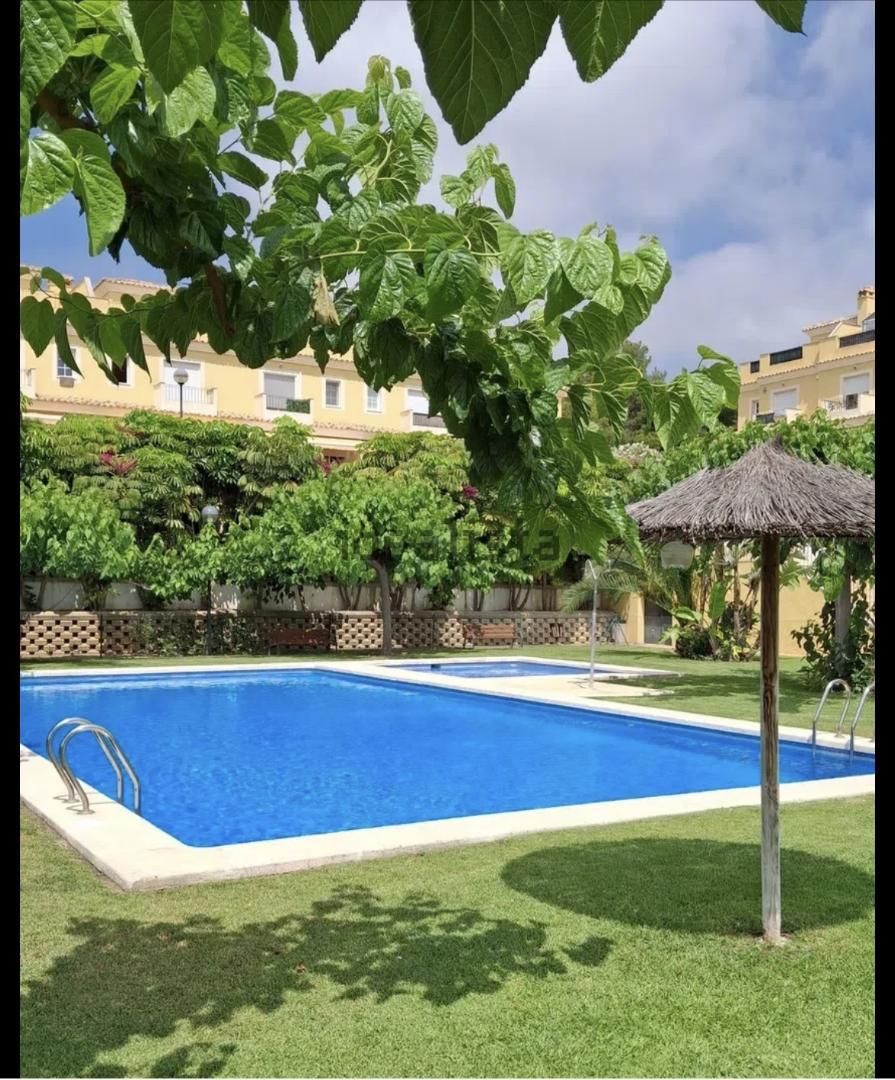 Casa adosada en venta en Carrer Serra de Mariola, 23, Montebello - Nou Espai Piscina de Casa adosada en venta en La Nucia con Aire acondicionado, Terraza y Piscina