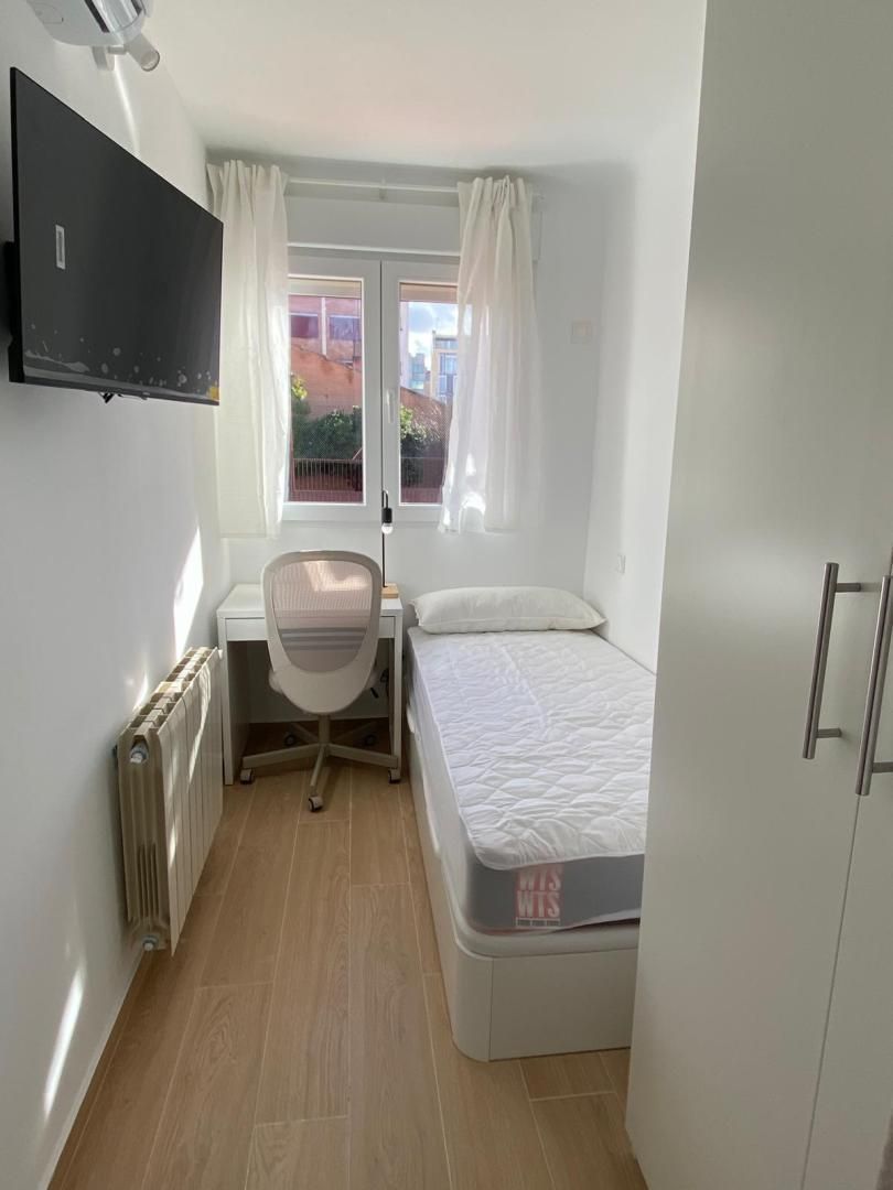 Dormitori de Casa o xalet per a compartir en  Madrid Capital amb Aire condicionat, Calefacció i Jardí privat