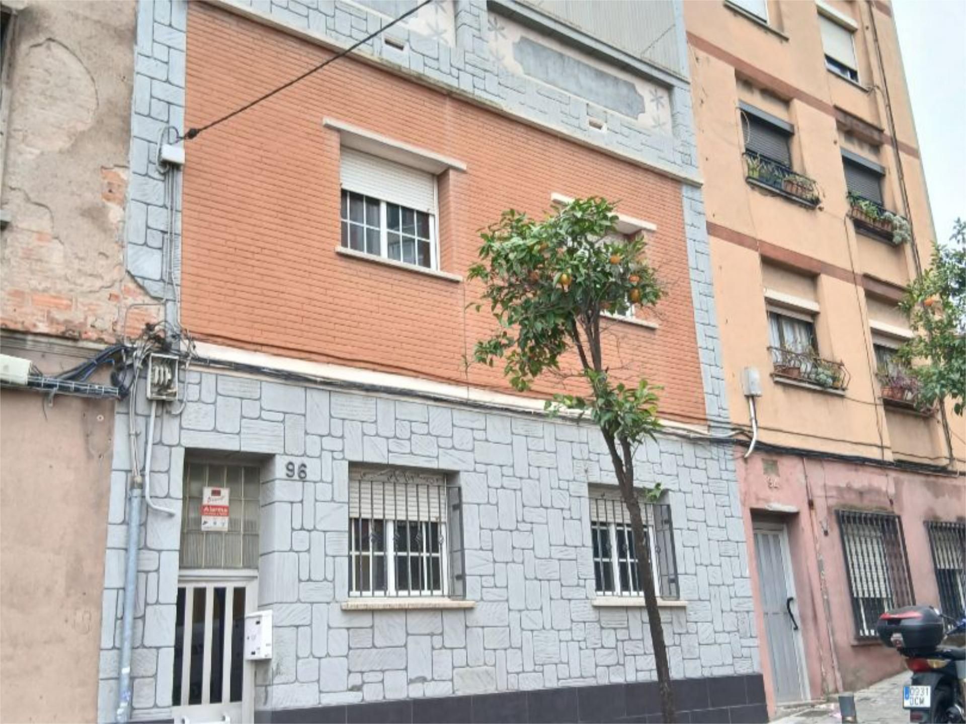 Casa adosada en venda a Carrer D'ausona, 68, Trinitat Vella Vista exterior de Casa adosada en venda en Barcelona Capital amb Terrassa