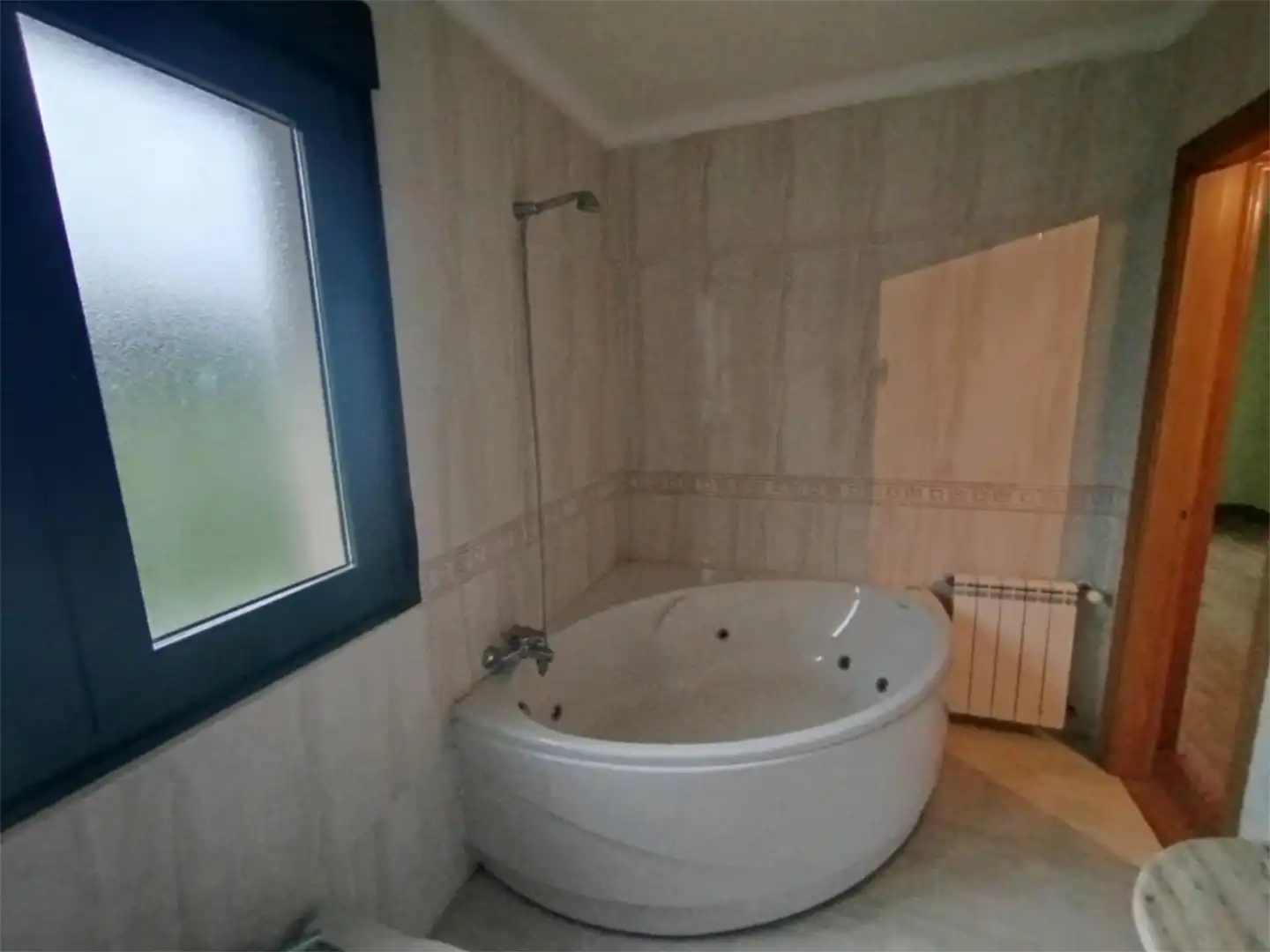 Baño de Piso en venta en Lugo con Calefacción, Jardín privado y Parquet