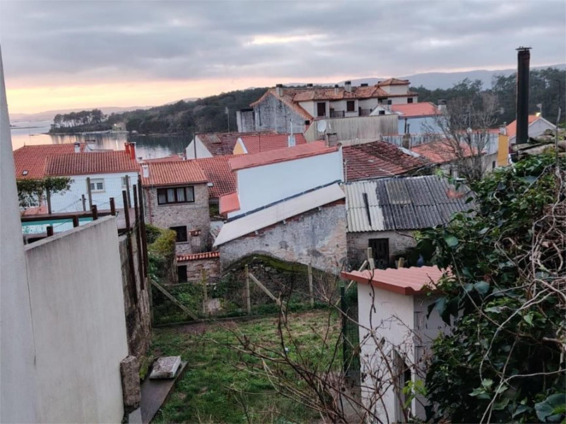 Casa adosada en venda a Calle Santiago, 19, O Carril Vista exterior de Casa adosada en venda en Vilagarcía de Arousa amb Jardí privat i Terrassa