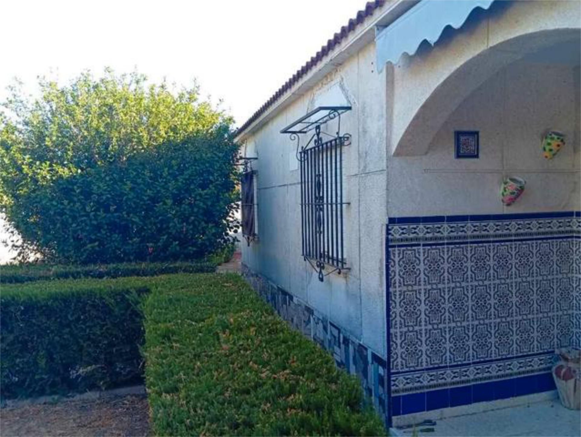 Casa adosada en venta en Carmona Vista exterior de Casa adosada en venta en Carmona con Calefacción, Jardín privado y Terraza
