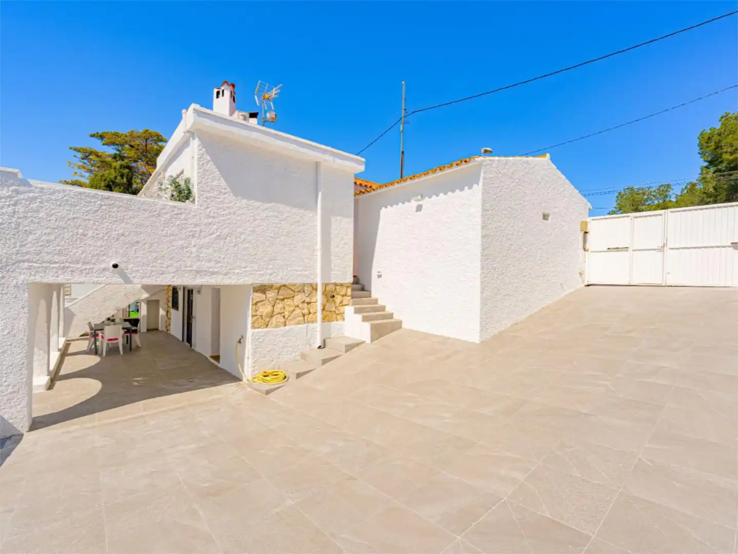 Piso en venta en Carrer Serra Montcabrer, 14, San Rafael - Nucia Park Vista exterior de Piso en venta en La Nucia con Aire acondicionado, Calefacción y Jardín privado