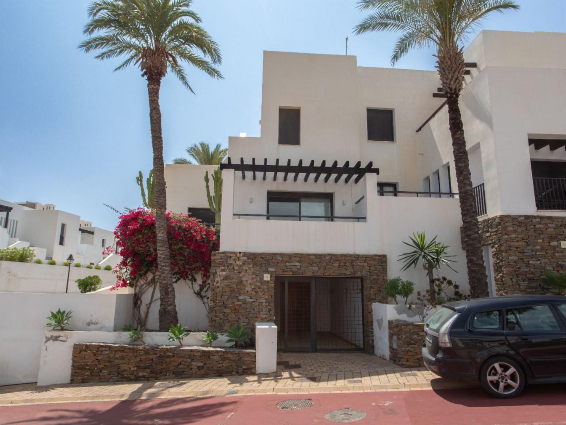 Exterior view of Single-family semi-detached for sale in Calle Califato, 2,   with Air Conditioner, Terrace and Swimming Pool
