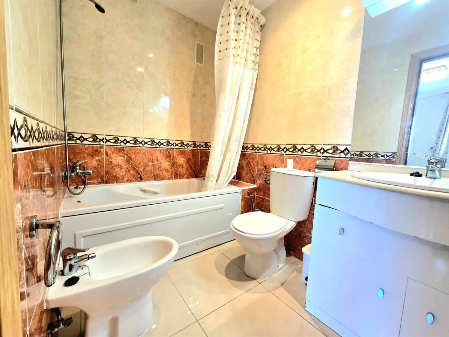 Piso en venta en Carrer Amplaries, 35, Vista Mar Baño de Piso en venta en Oropesa del Mar / Orpesa con Aire acondicionado, Terraza y Piscina