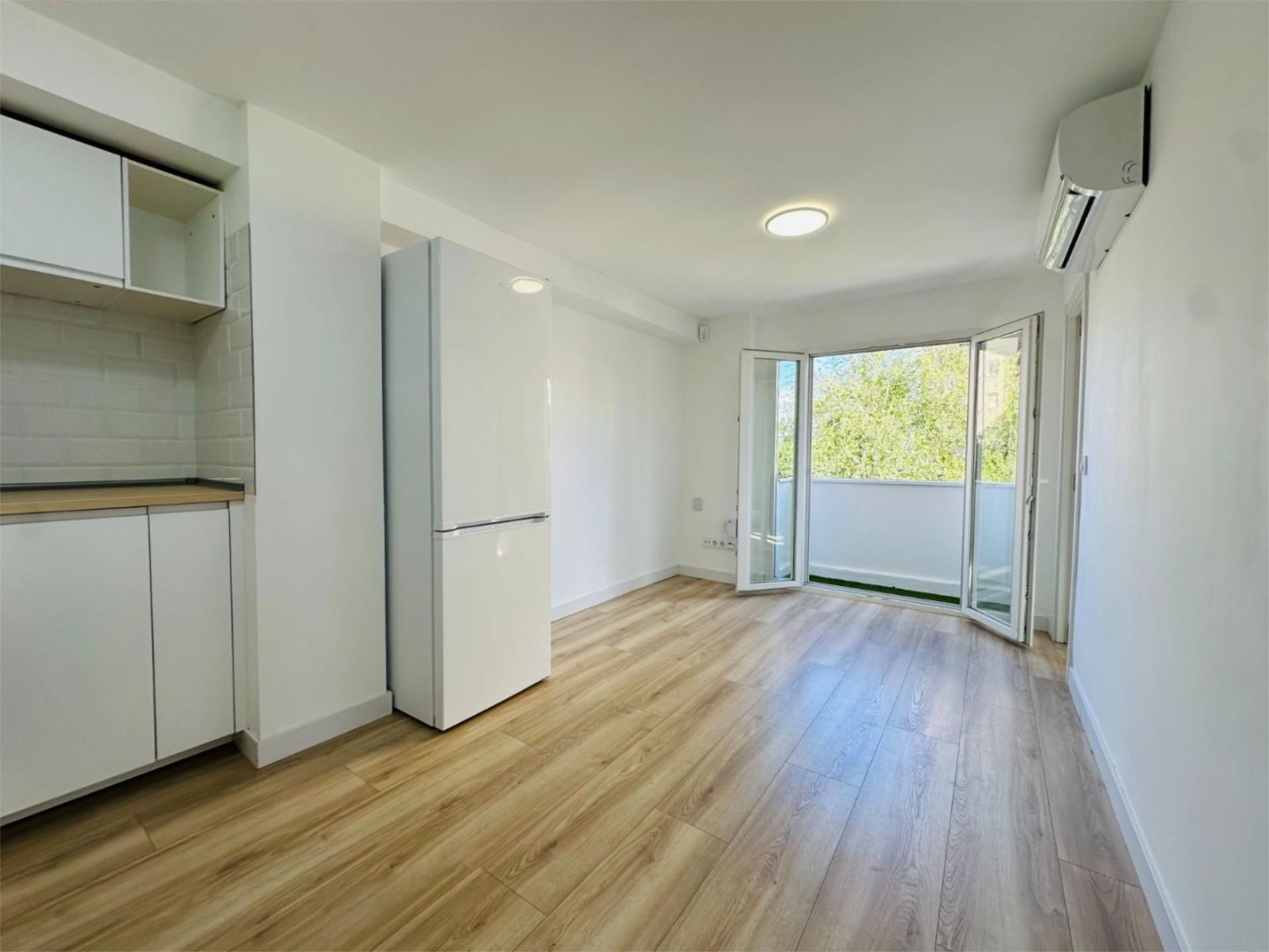 Living room of Flat for sale in  Madrid Capital  with Air Conditioner and Balcony