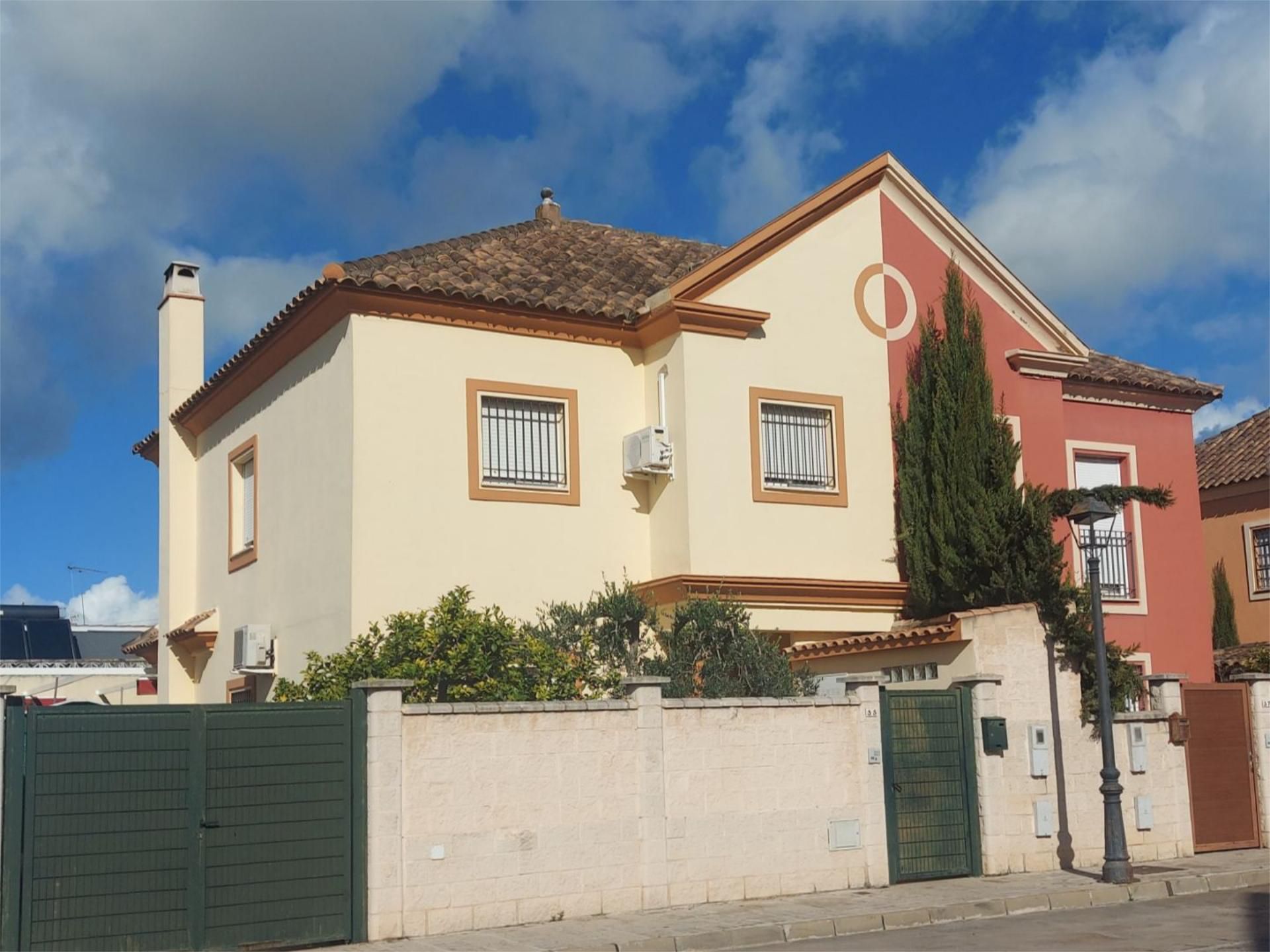 Vista exterior de Casa o chalet en venta en Umbrete con Aire acondicionado y Terraza