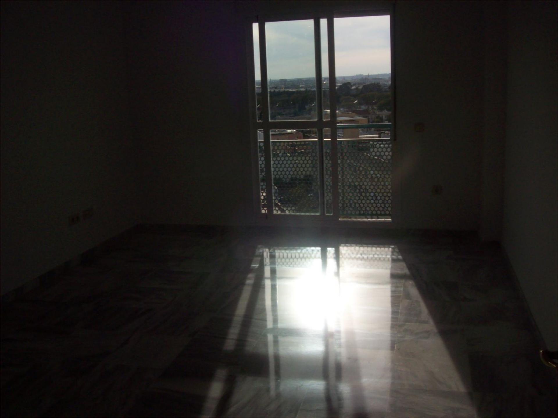 Pis en venda a Avenida de las Ciencias, 27, Colores - Entreparques Dormitori de Pis en venda en Sevilla Capital amb Aire condicionat, Calefacció i Jardí privat