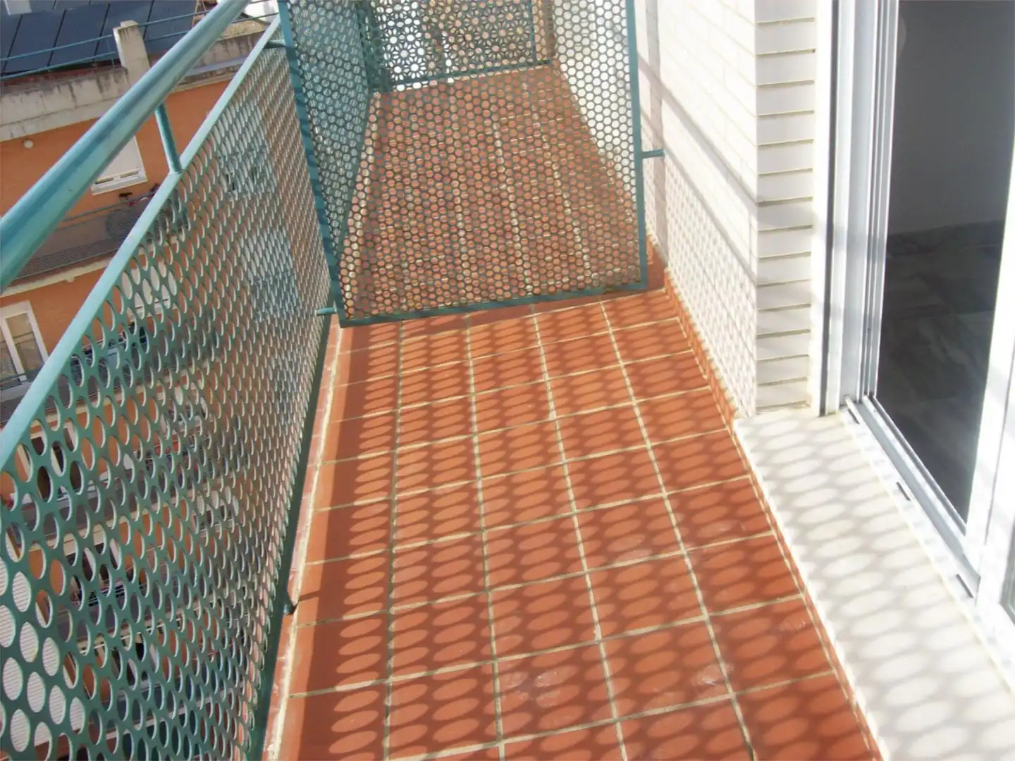 Piso en venta en Avenida de las Ciencias, 27, Colores - Entreparques Terraza de Piso en venta en Sevilla con Aire acondicionado, Calefacción y Jardín privado