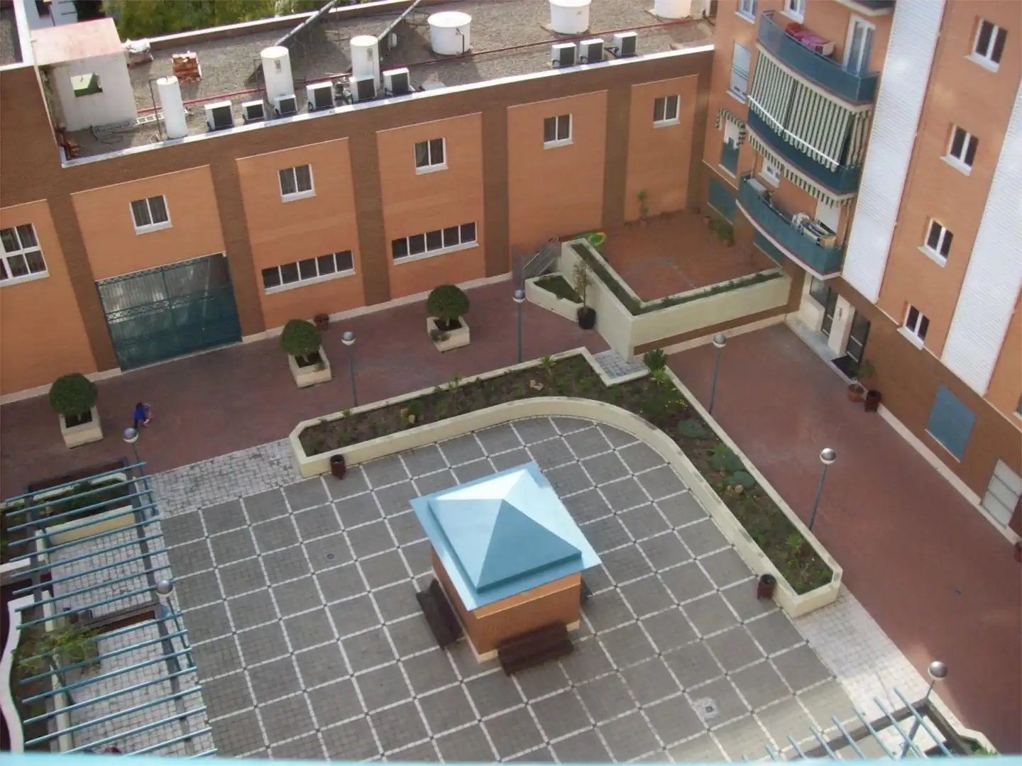 Piso en venta en Avenida de las Ciencias, 27, Colores - Entreparques Terraza de Piso en venta en Sevilla con Aire acondicionado, Calefacción y Jardín privado