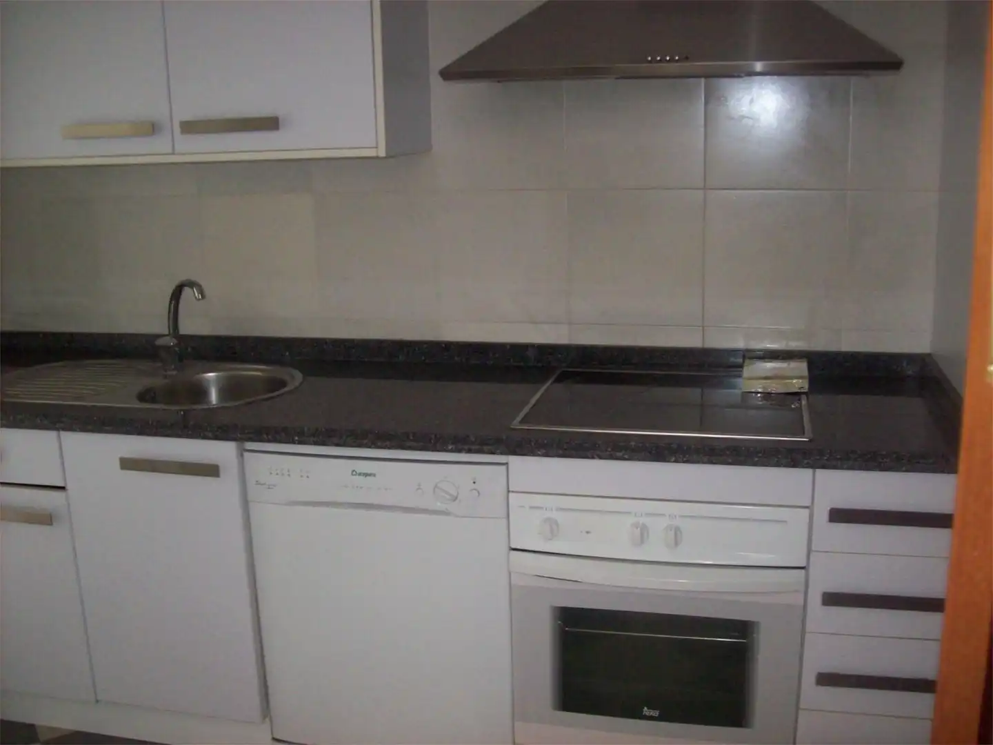 Piso en venta en Avenida de las Ciencias, 27, Colores - Entreparques Cocina de Piso en venta en Sevilla con Aire acondicionado, Calefacción y Jardín privado