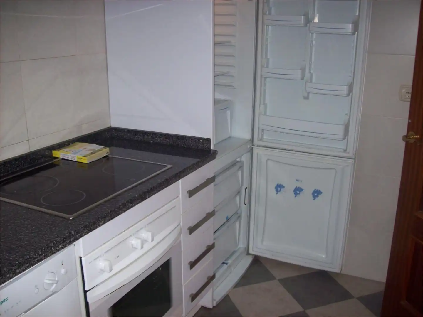 Piso en venta en Avenida de las Ciencias, 27, Colores - Entreparques Cocina de Piso en venta en Sevilla con Aire acondicionado, Calefacción y Jardín privado