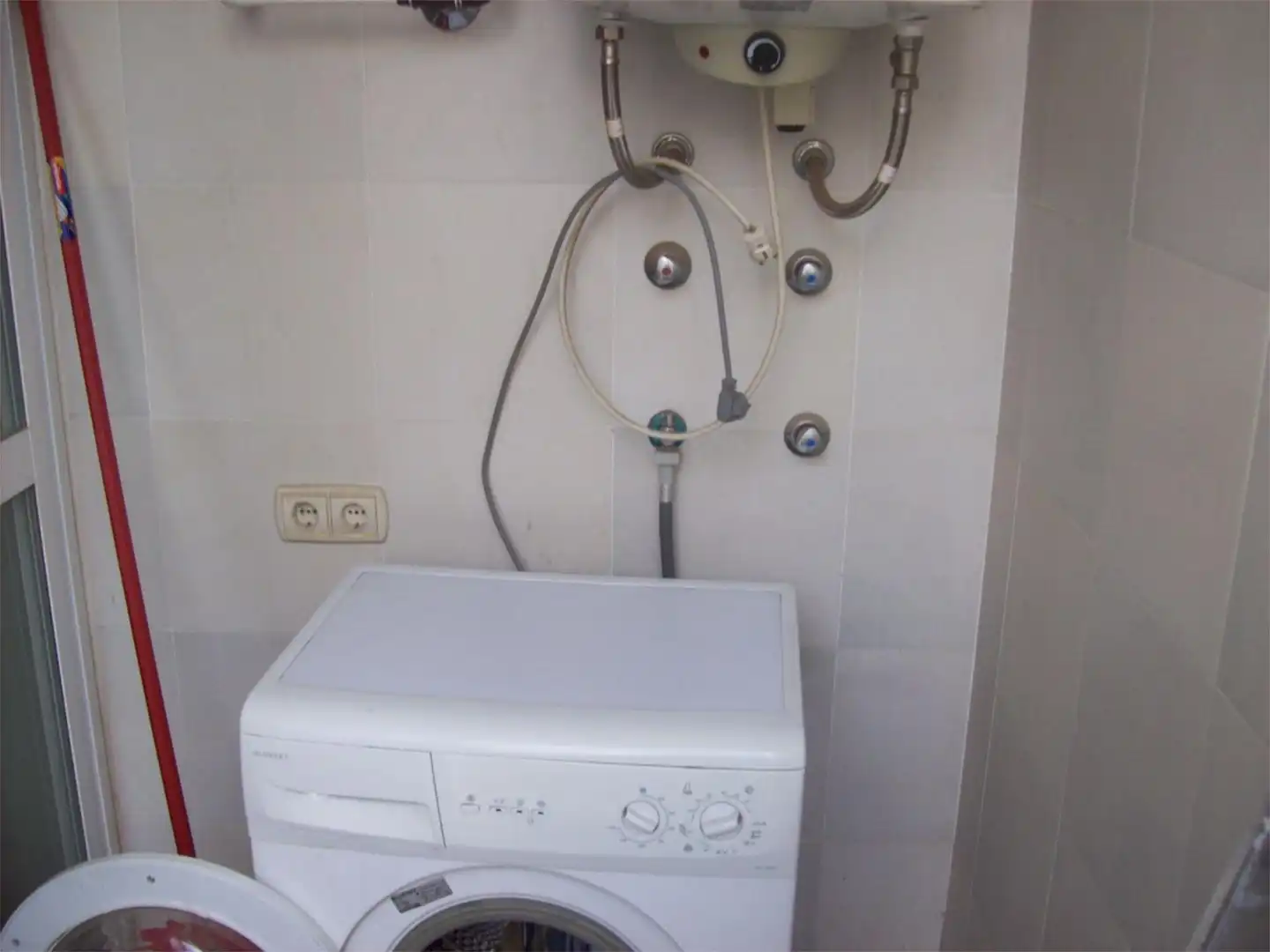 Piso en venta en Avenida de las Ciencias, 27, Colores - Entreparques Baño de Piso en venta en Sevilla con Aire acondicionado, Calefacción y Jardín privado